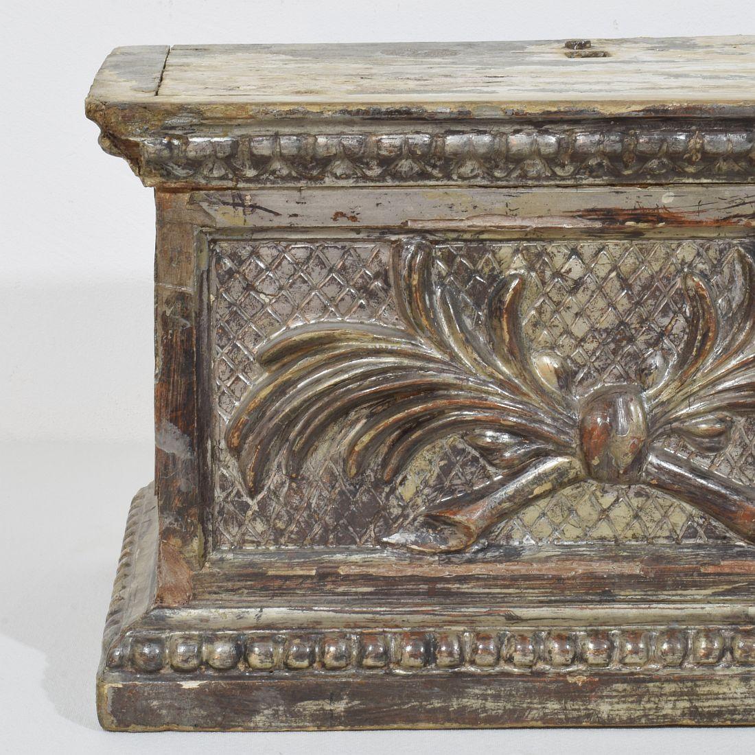 Piédestal néoclassique italien du 18ème siècle en bois sculpté et argenté en vente 3