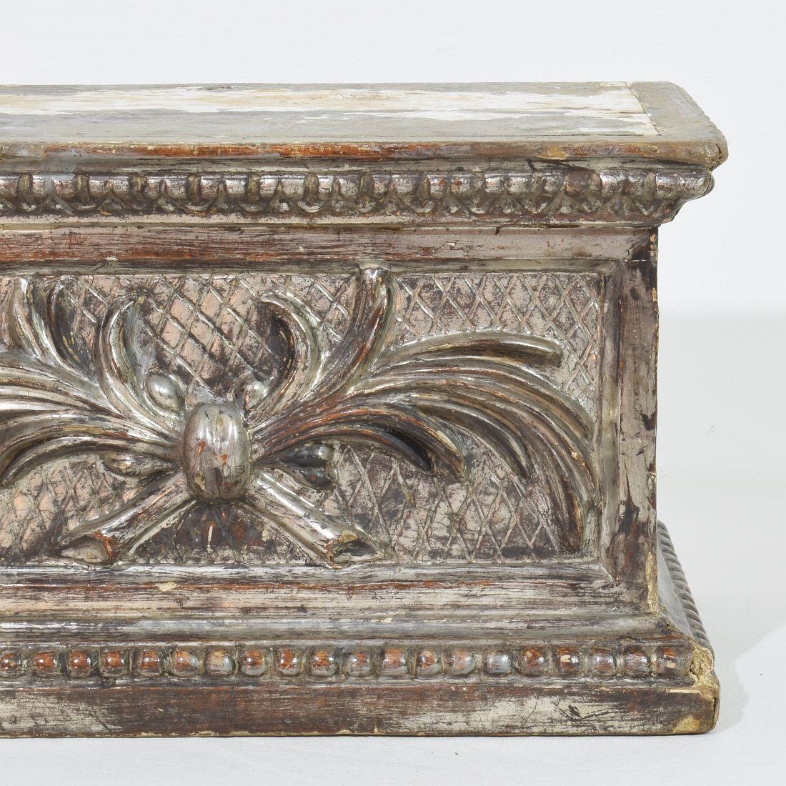 Italian 18th Century Neoclassical Silvered Carved Wooden Pedestal  For Sale 6