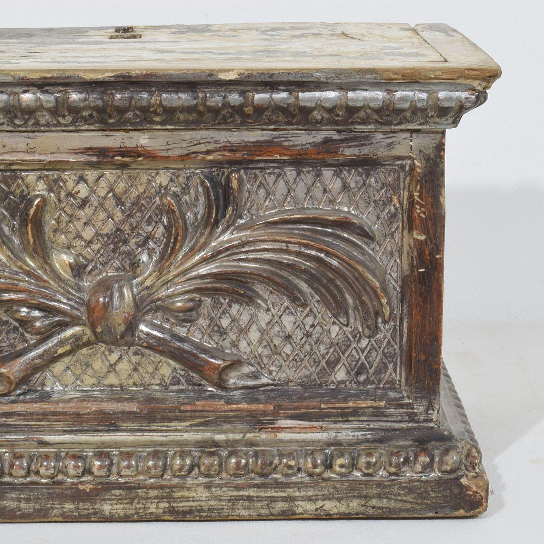 Piédestal néoclassique italien du 18ème siècle en bois sculpté et argenté en vente 4