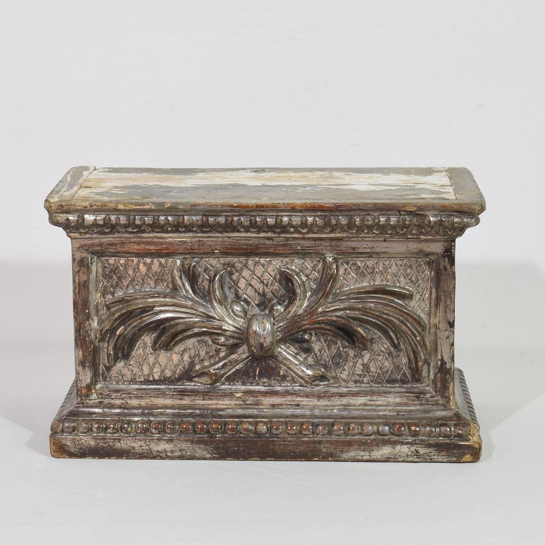 Hand-Carved Italian 18th Century Neoclassical Silvered Carved Wooden Pedestal  For Sale