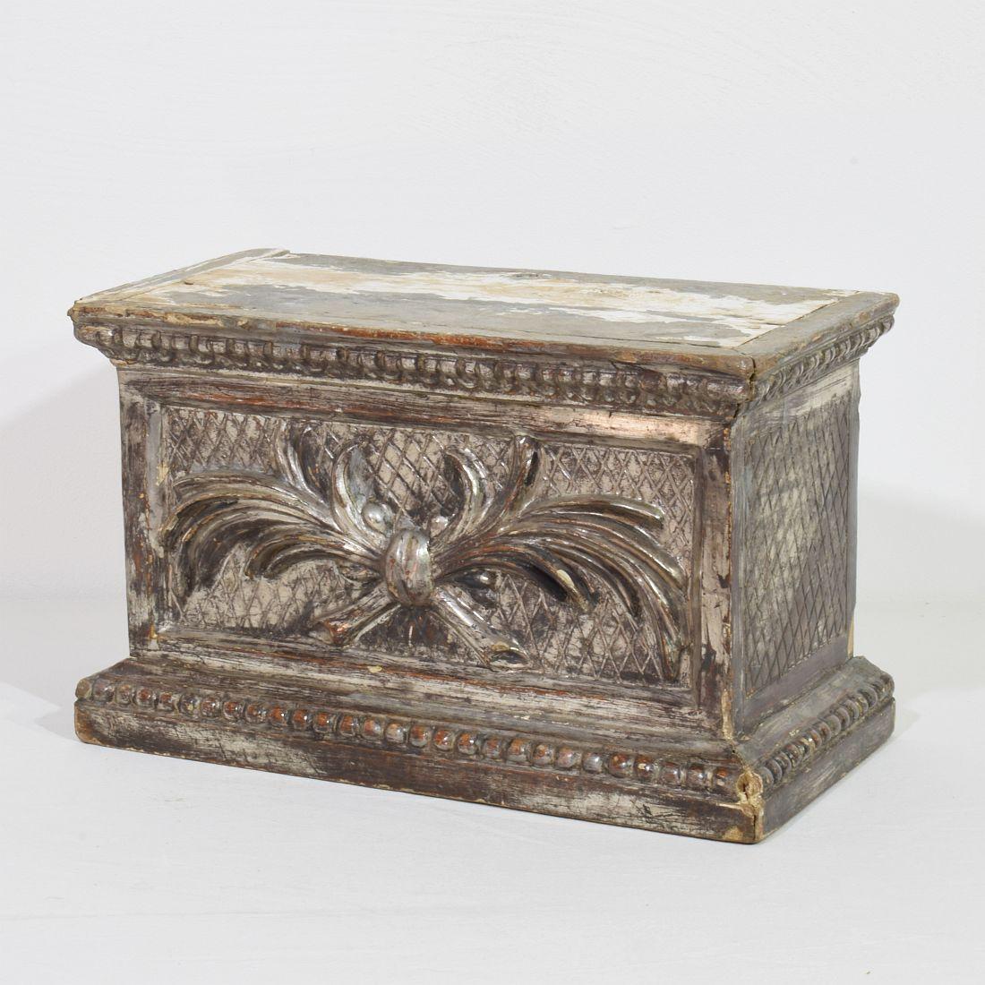 Italian 18th Century Neoclassical Silvered Carved Wooden Pedestal  In Good Condition For Sale In Buisson, FR