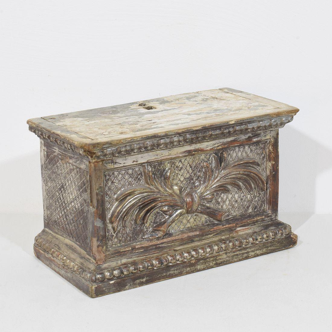 Sculpté à la main Piédestal néoclassique italien du 18ème siècle en bois sculpté et argenté en vente