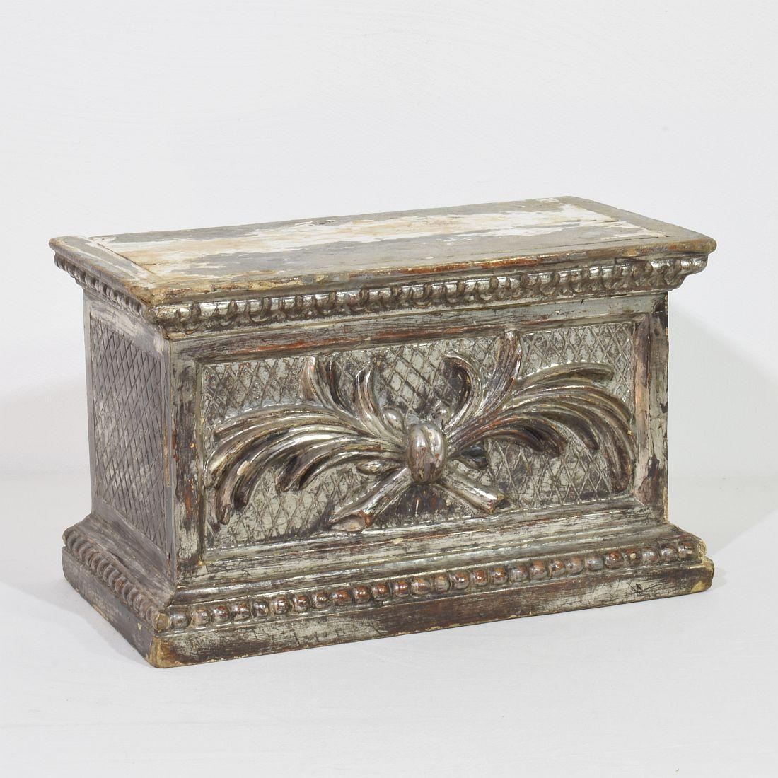 18th Century and Earlier Italian 18th Century Neoclassical Silvered Carved Wooden Pedestal  For Sale