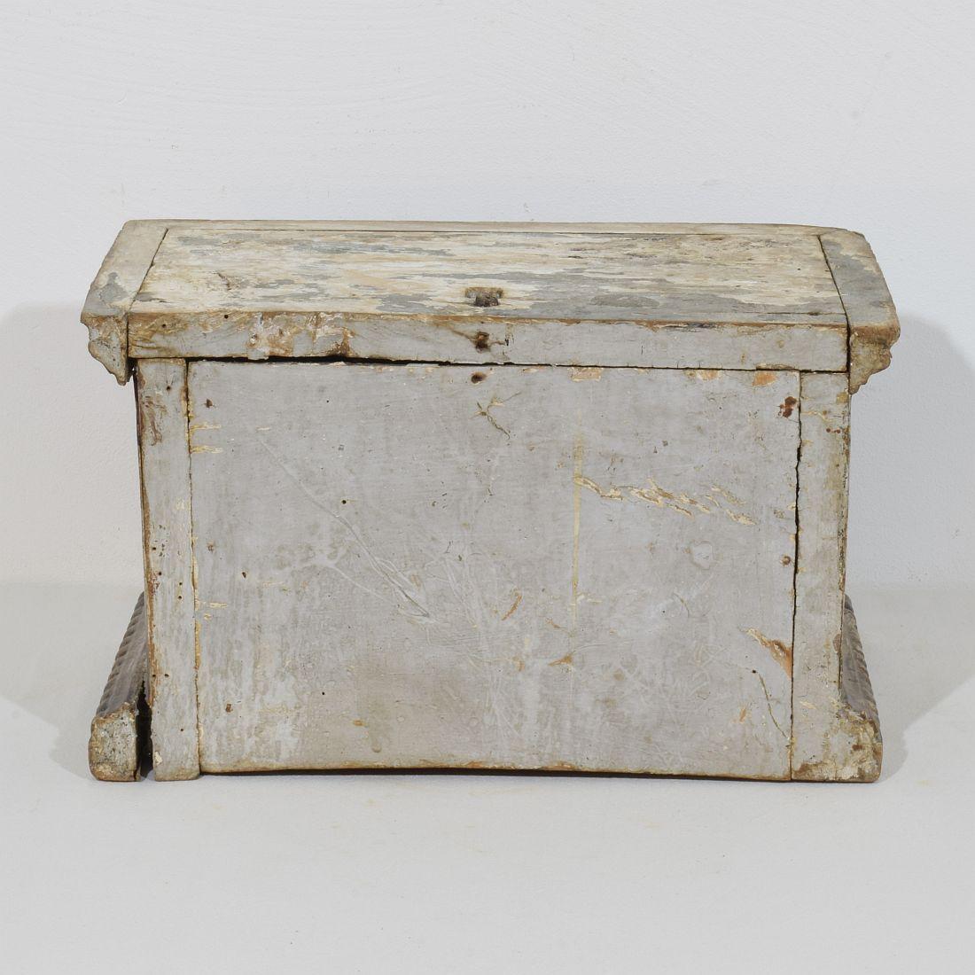 XVIIIe siècle et antérieur Piédestal néoclassique italien du 18ème siècle en bois sculpté et argenté en vente