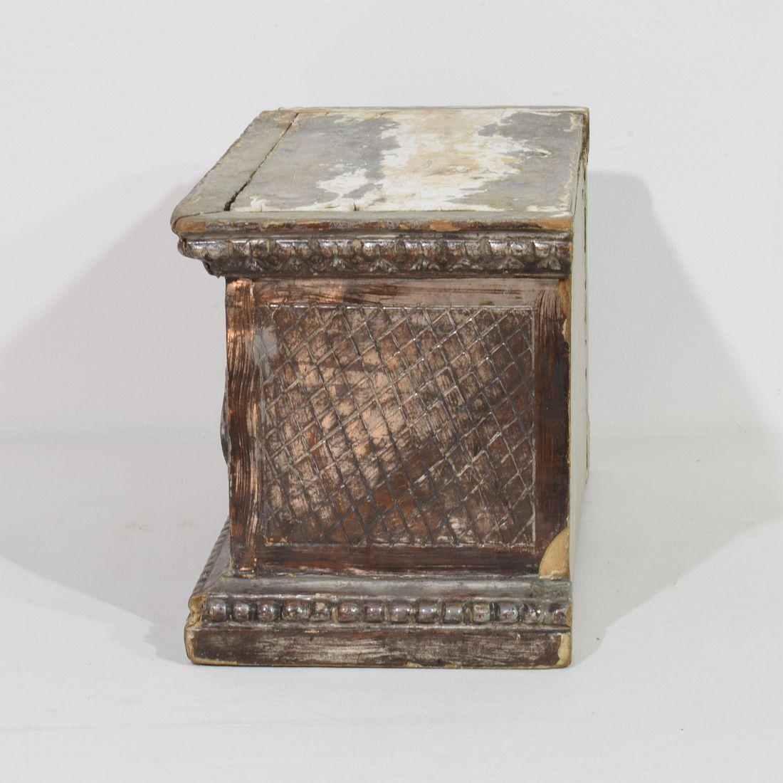 Italian 18th Century Neoclassical Silvered Carved Wooden Pedestal  For Sale 3