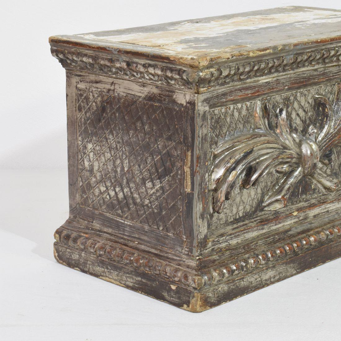 Italian 18th Century Neoclassical Silvered Carved Wooden Pedestal  For Sale 4