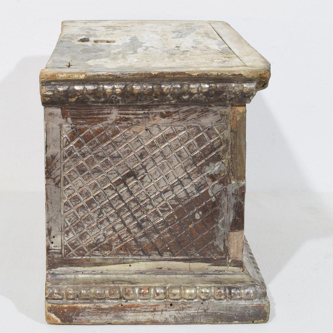 Piédestal néoclassique italien du 18ème siècle en bois sculpté et argenté en vente 2