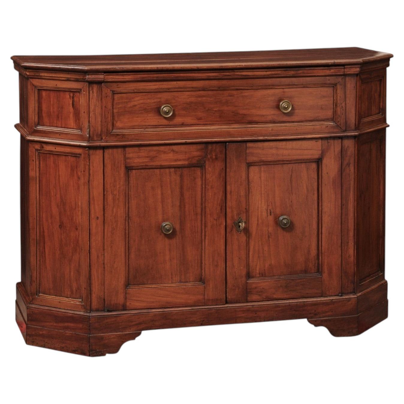 Credenza italiana del XVIII secolo in legno d'ulivo con fianchi smussati e piedini a mensola