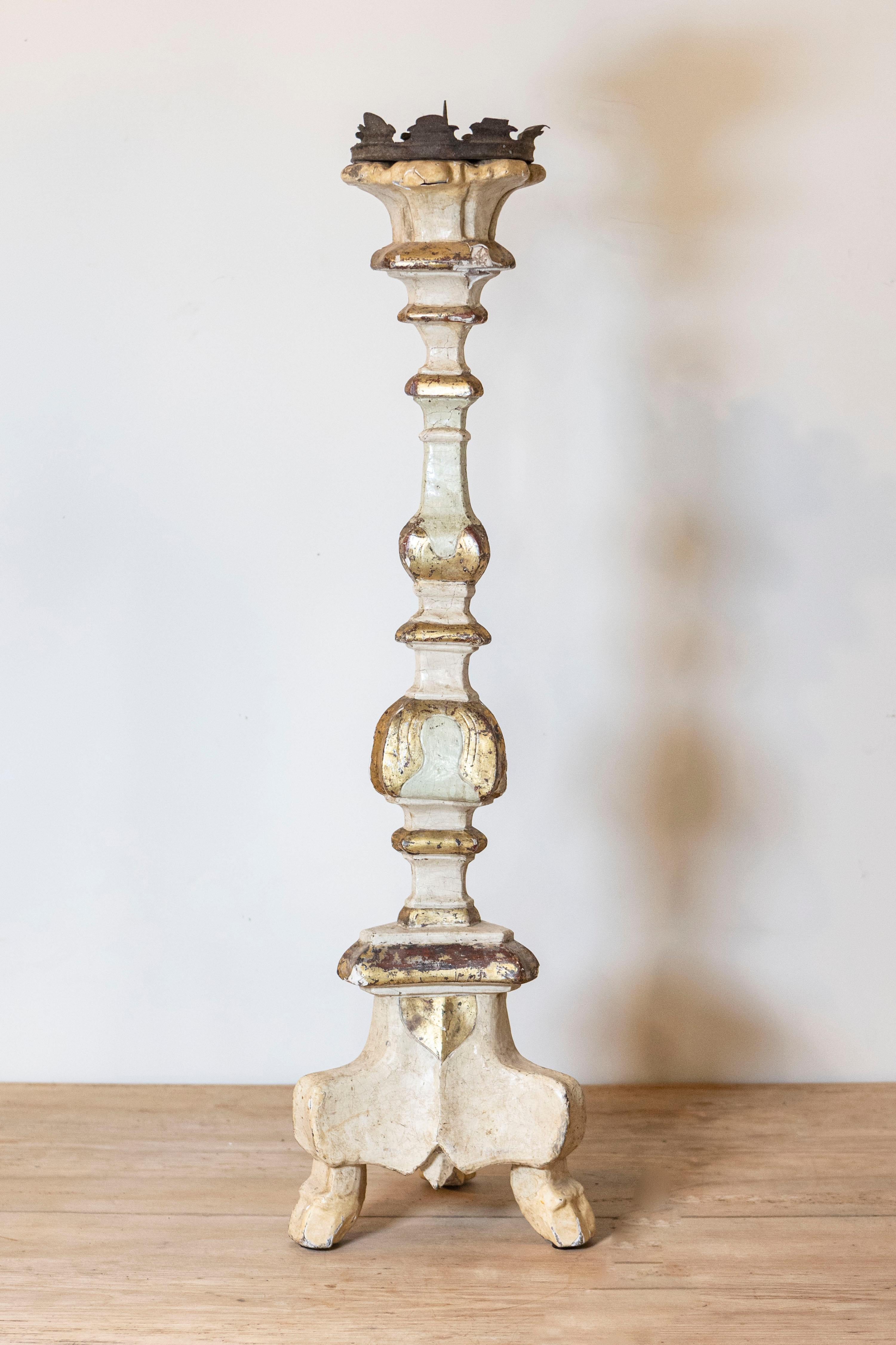 Candelero italiano de madera pintada del siglo XVIII, procedente de la Toscana, con toques dorados. Creado en el centro de Italia durante el siglo XVIII, este candelabro toscano presenta una estructura pintada delicadamente acentuada con reflejos