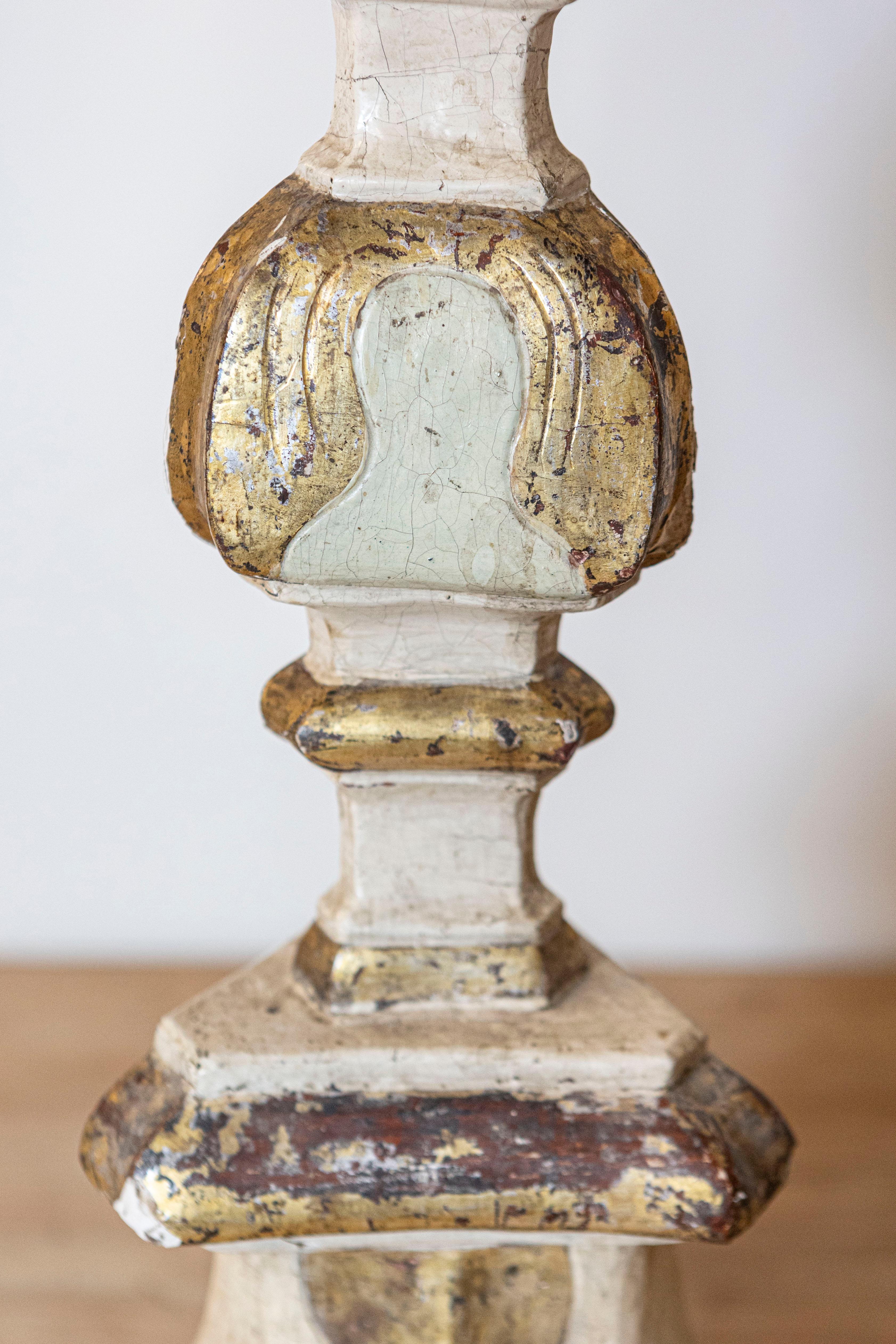 Candelero italiano de madera pintada de la Toscana del siglo XVIII con detalles dorados Italiano en venta
