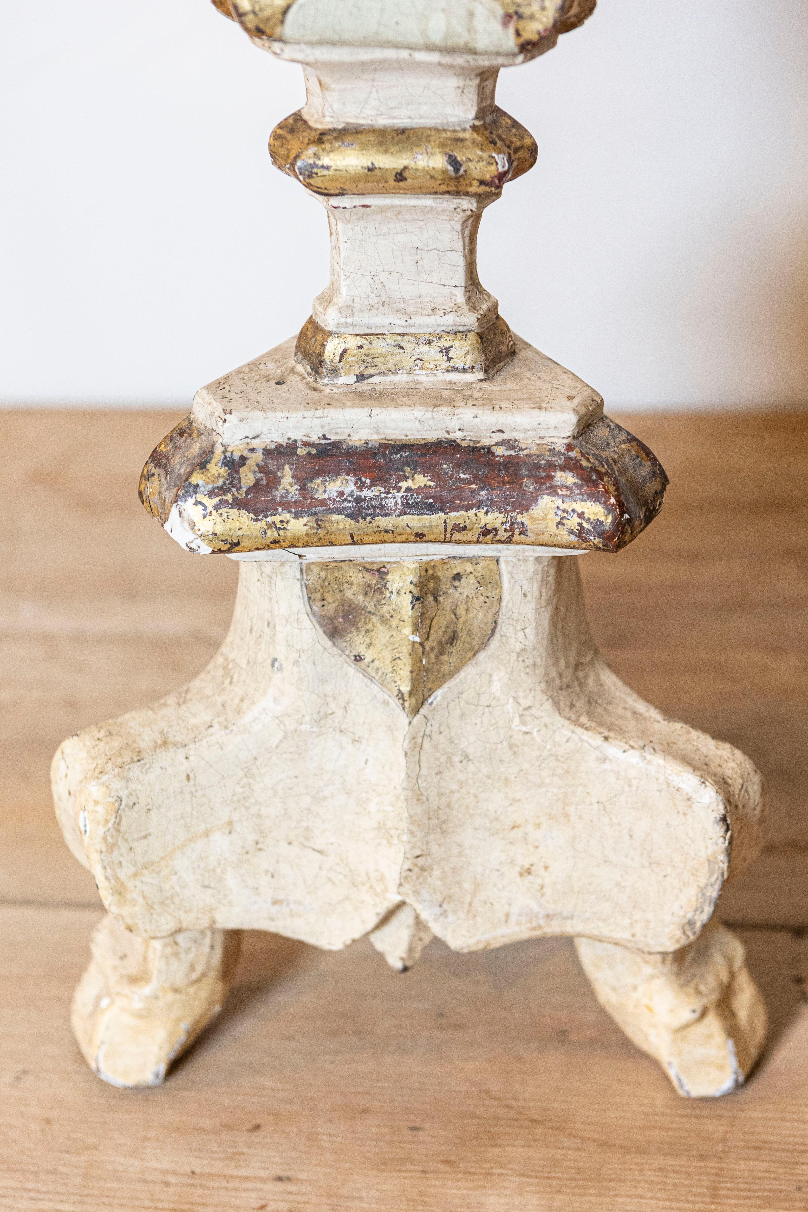 Candelero italiano de madera pintada de la Toscana del siglo XVIII con detalles dorados siglo XVIII y antes en venta
