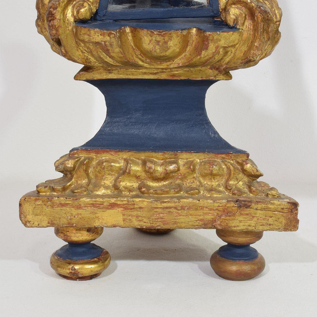 Paire de reliquaires baroques en bois sculpté italiens du XVIIIe siècle en vente 3