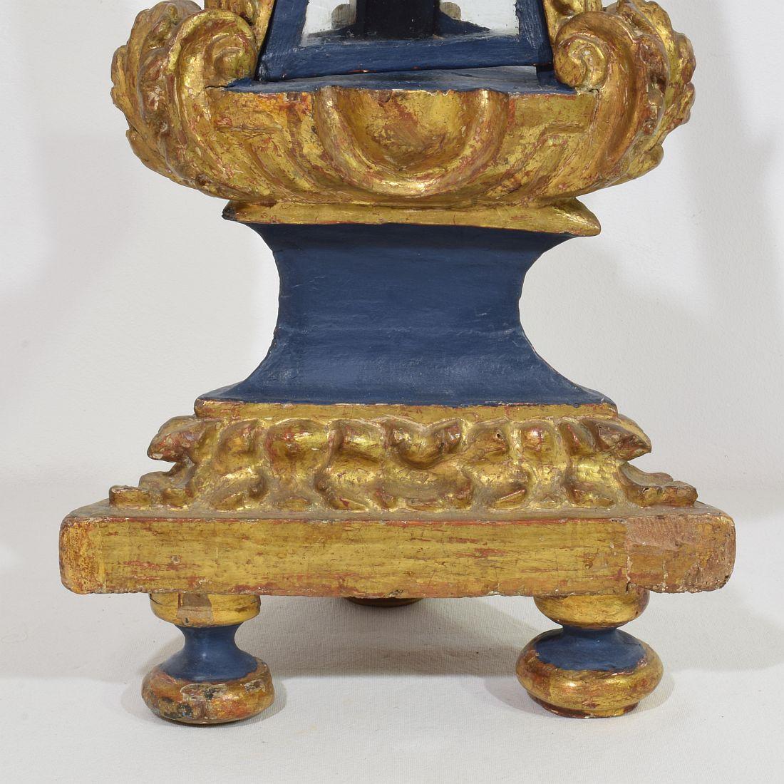 Paire de reliquaires baroques en bois sculpté italiens du XVIIIe siècle en vente 3