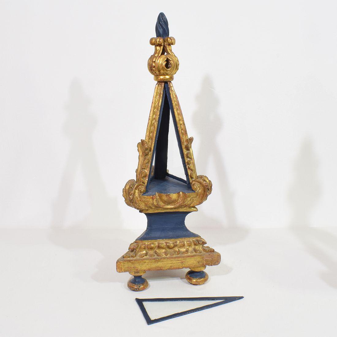 Paire de reliquaires baroques en bois sculpté italiens du XVIIIe siècle en vente 4