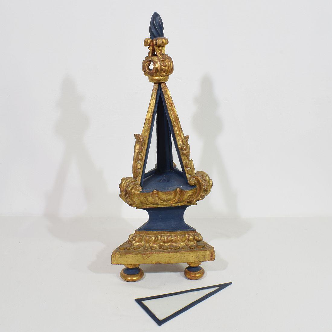 Paire de reliquaires baroques en bois sculpté italiens du XVIIIe siècle en vente 11