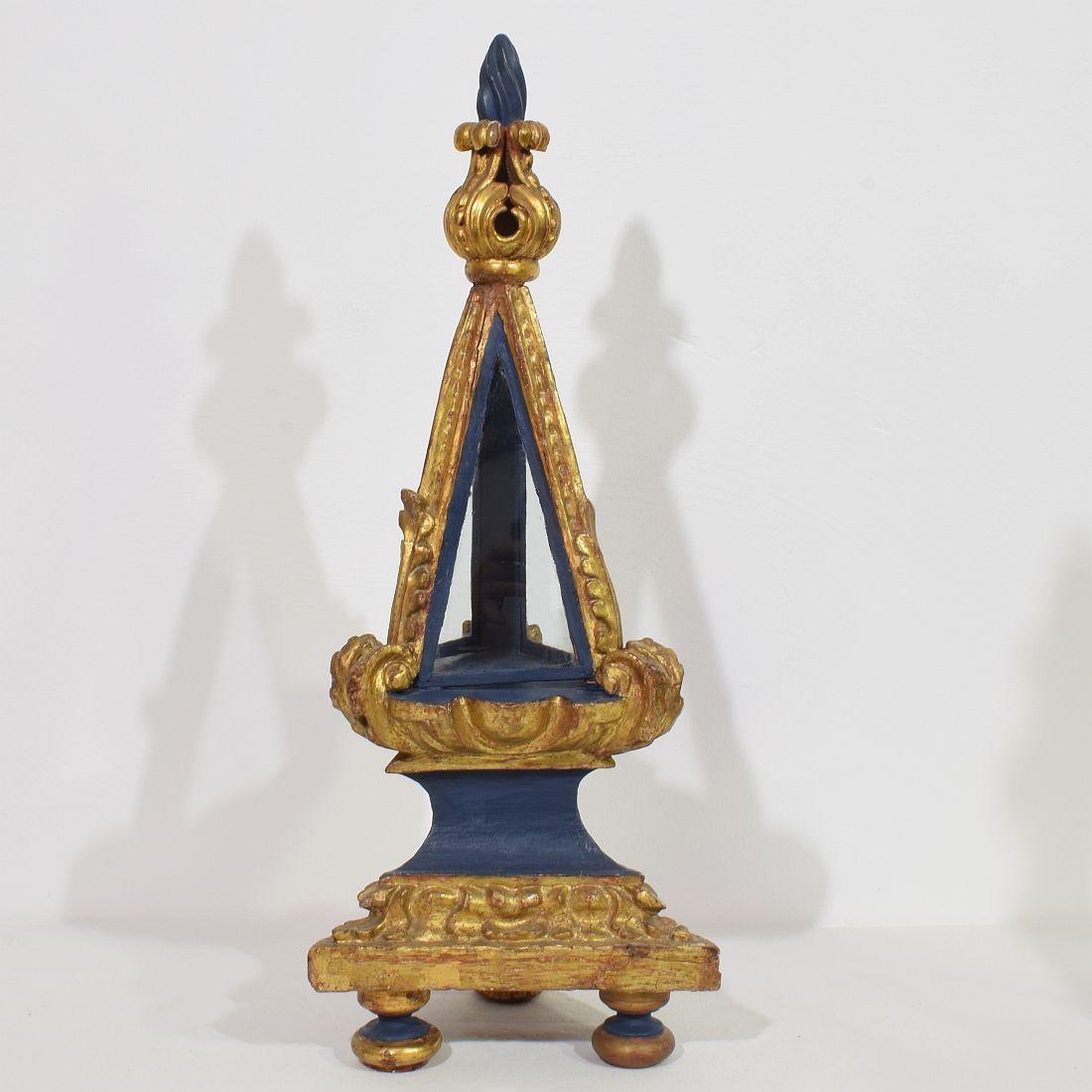 Verre Paire de reliquaires baroques en bois sculpté italiens du XVIIIe siècle en vente