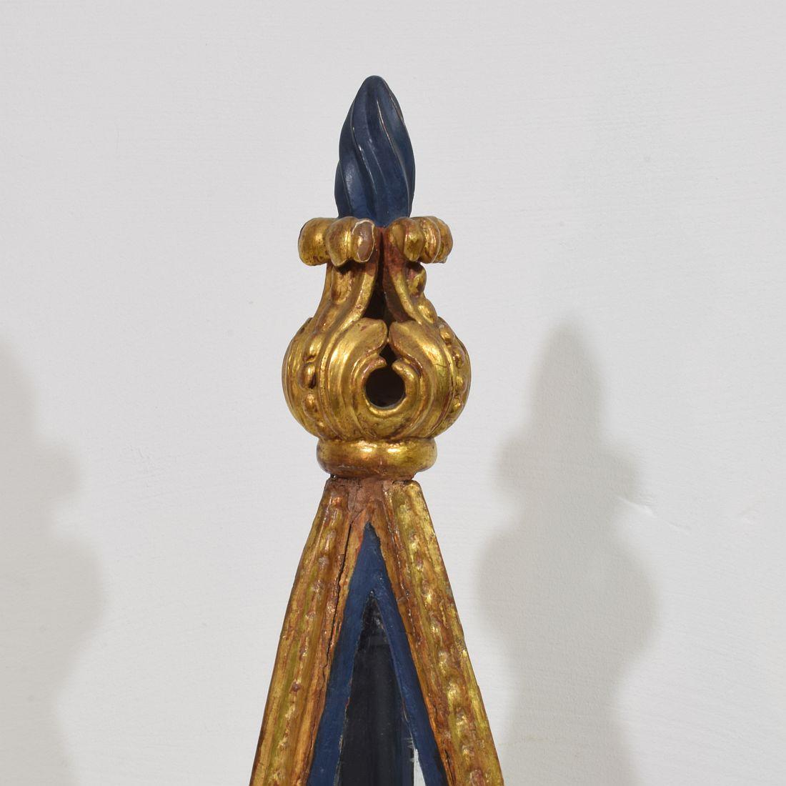 Paire de reliquaires baroques en bois sculpté italiens du XVIIIe siècle en vente 1