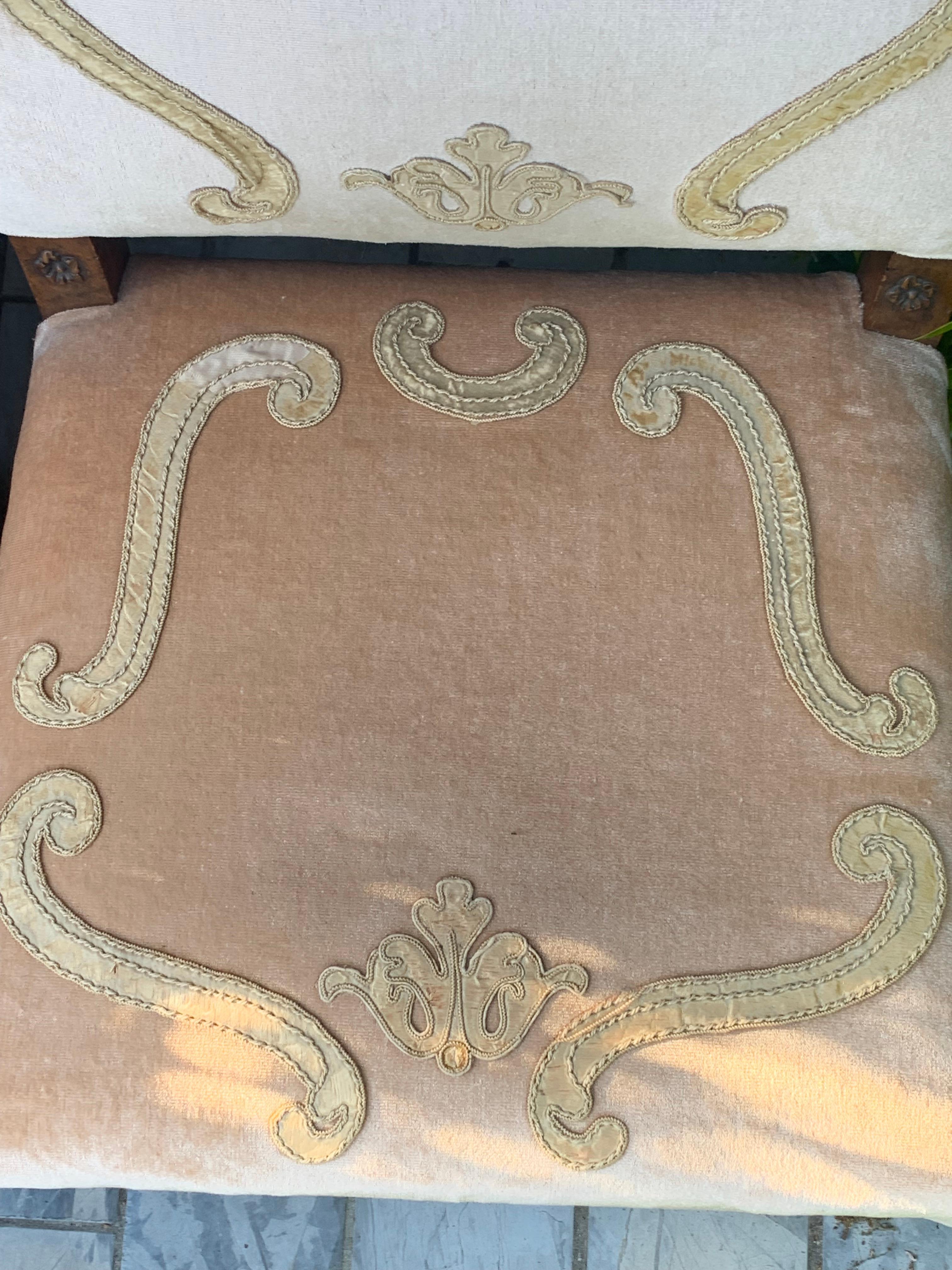 Paire de chaises d'appoint italiennes Parata, bois et velours rose décoré en vente 4