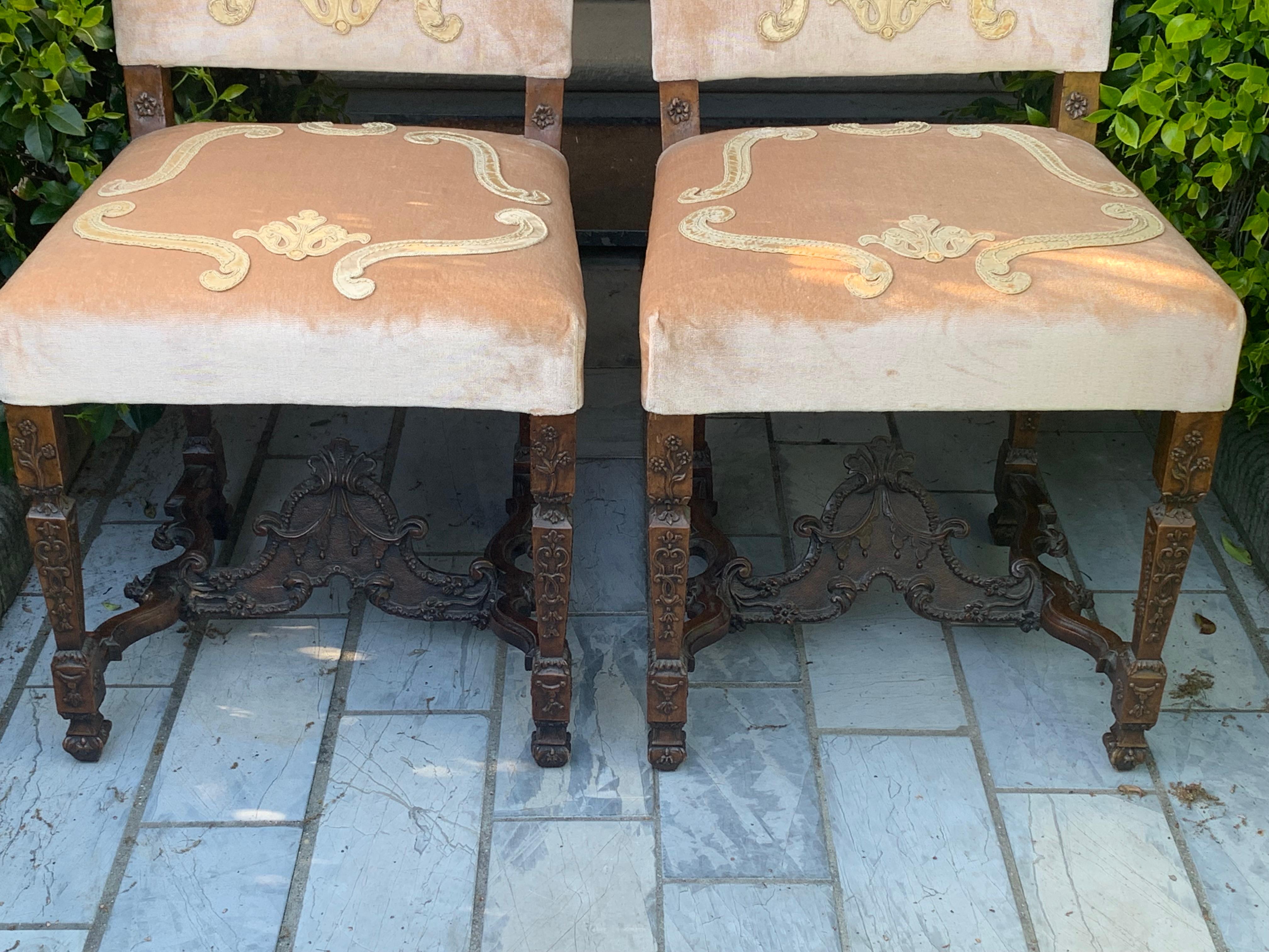 Louis XVI Paire de chaises d'appoint italiennes Parata, bois et velours rose décoré en vente