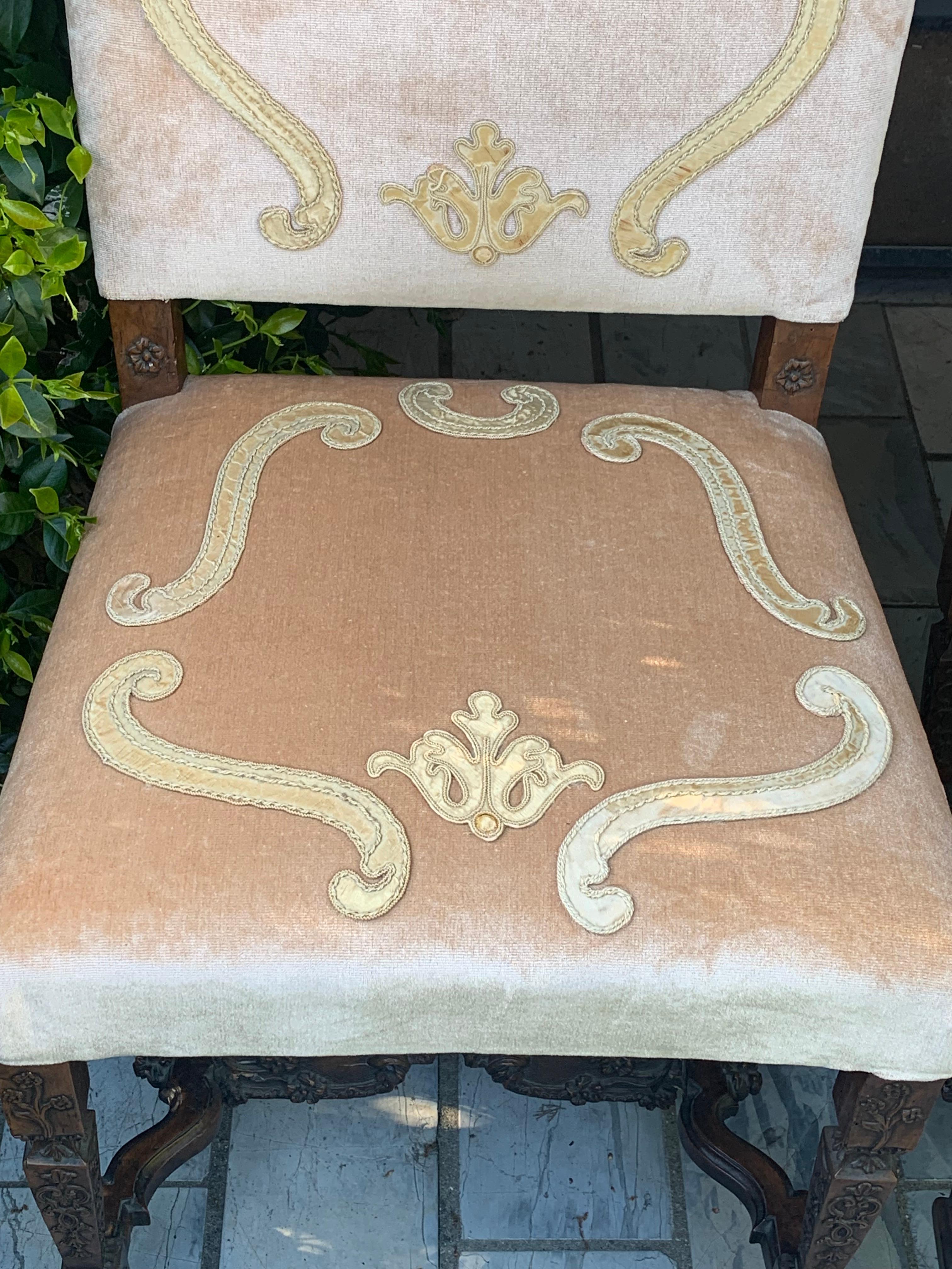 Sculpté à la main Paire de chaises d'appoint italiennes Parata, bois et velours rose décoré en vente