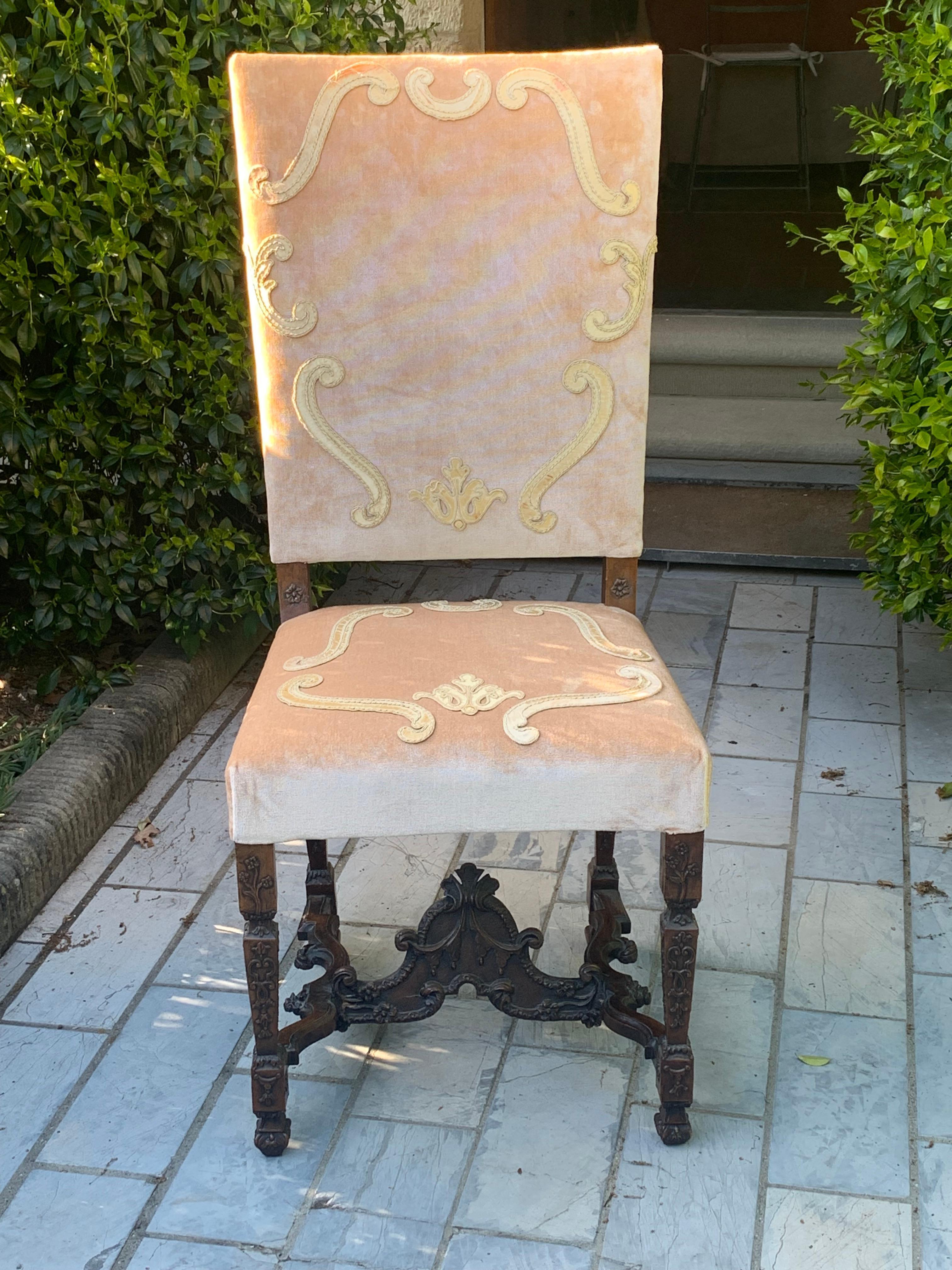 Paire de chaises d'appoint italiennes Parata, bois et velours rose décoré État moyen - En vente à Firenze, FI