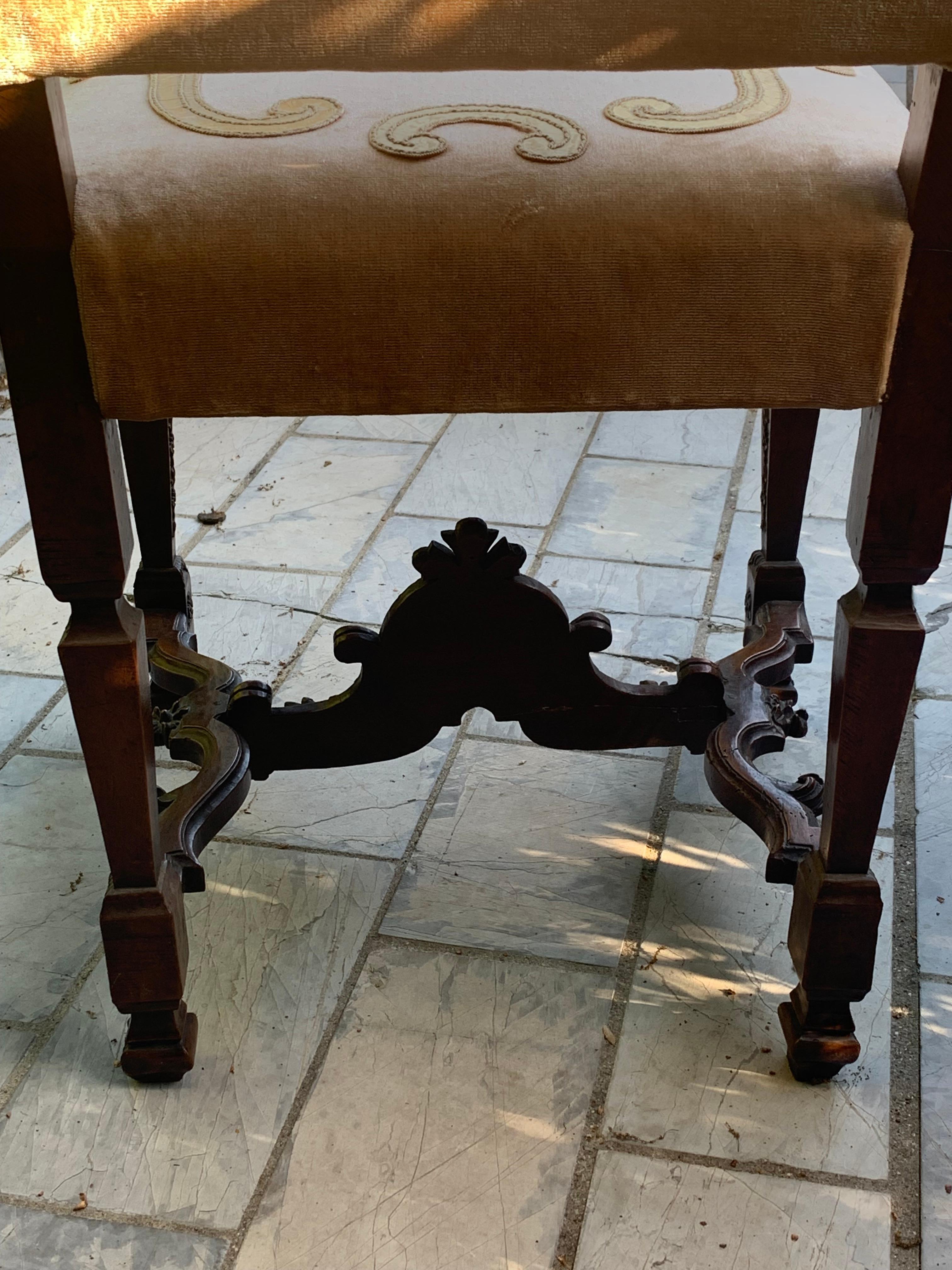XVIIIe siècle Paire de chaises d'appoint italiennes Parata, bois et velours rose décoré en vente