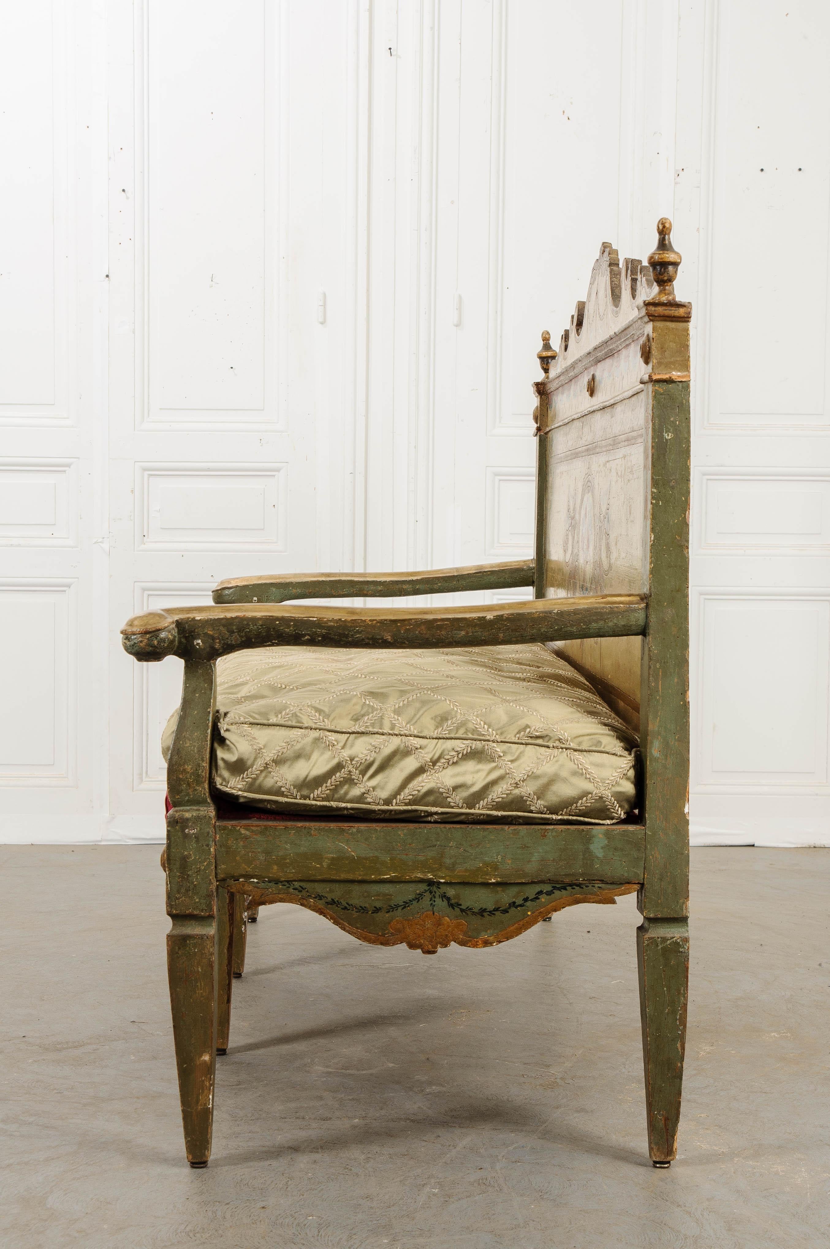 Italian 18th Century Parcel-Gilt and Painted Canapé In Good Condition For Sale In Baton Rouge, LA