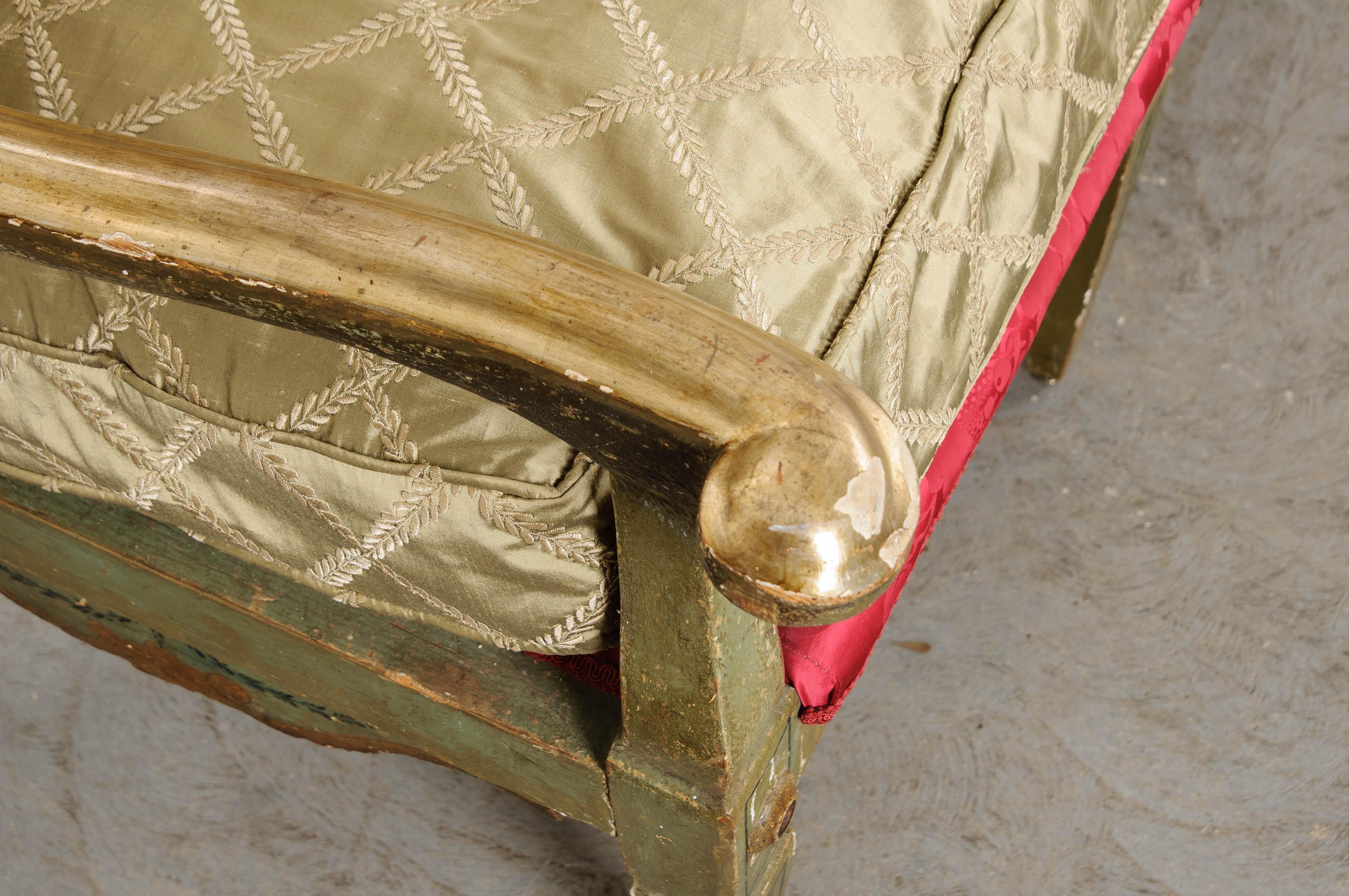 Italian 18th Century Parcel-Gilt and Painted Canapé For Sale 3