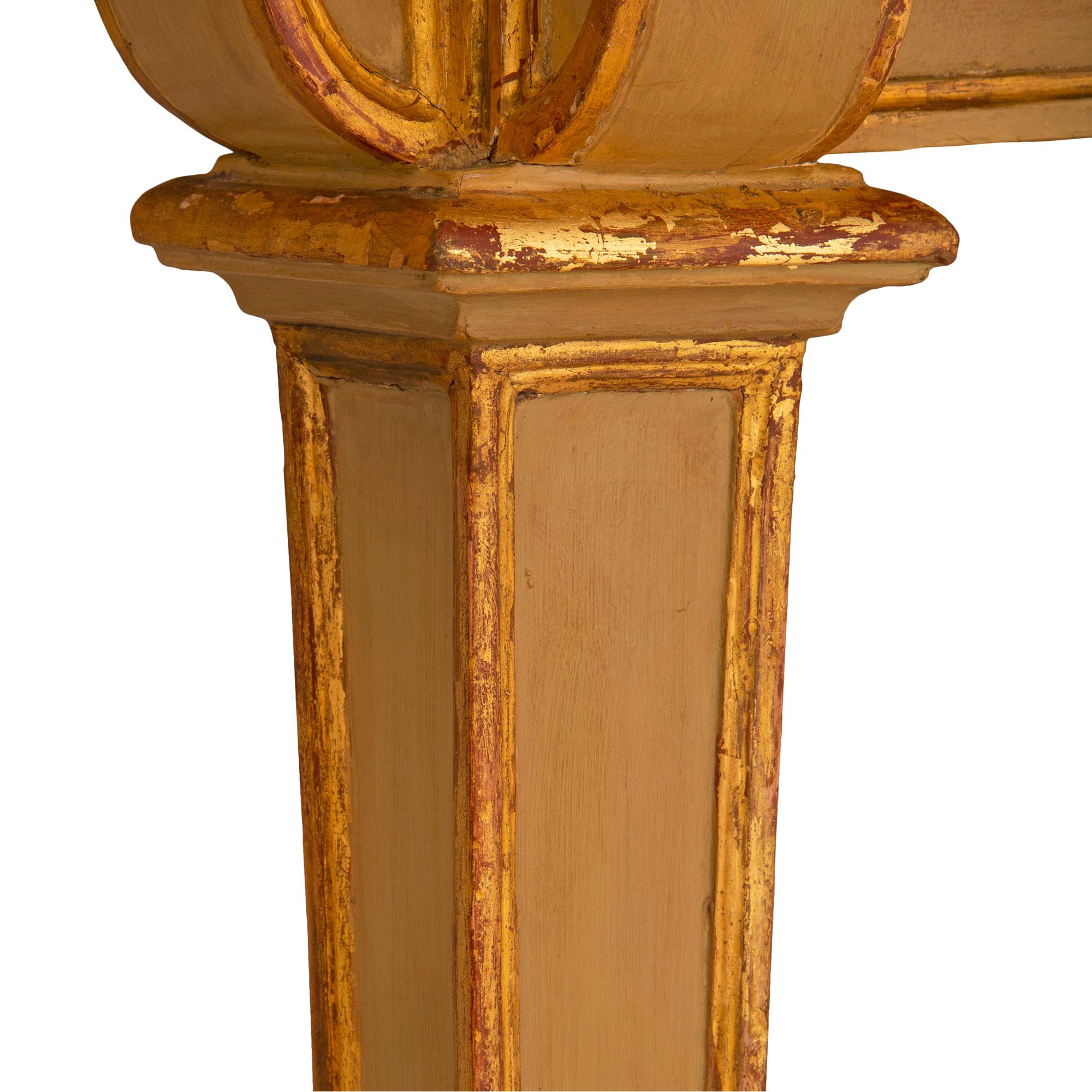 Italienische venezianische Konsole aus patiniertem und vergoldetem Holz aus dem 18. Jahrhundert (Marmor) im Angebot