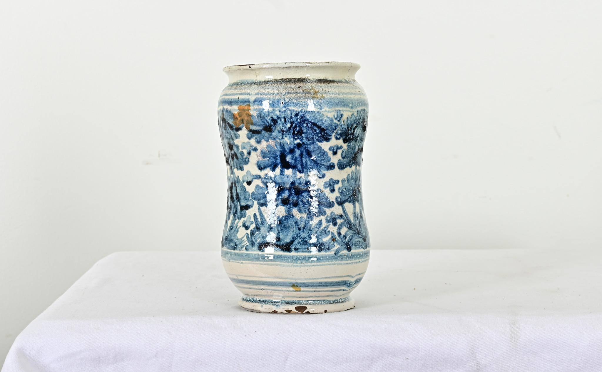 Italian 18th Century Pharmacy Jar In Good Condition For Sale In Baton Rouge, LA