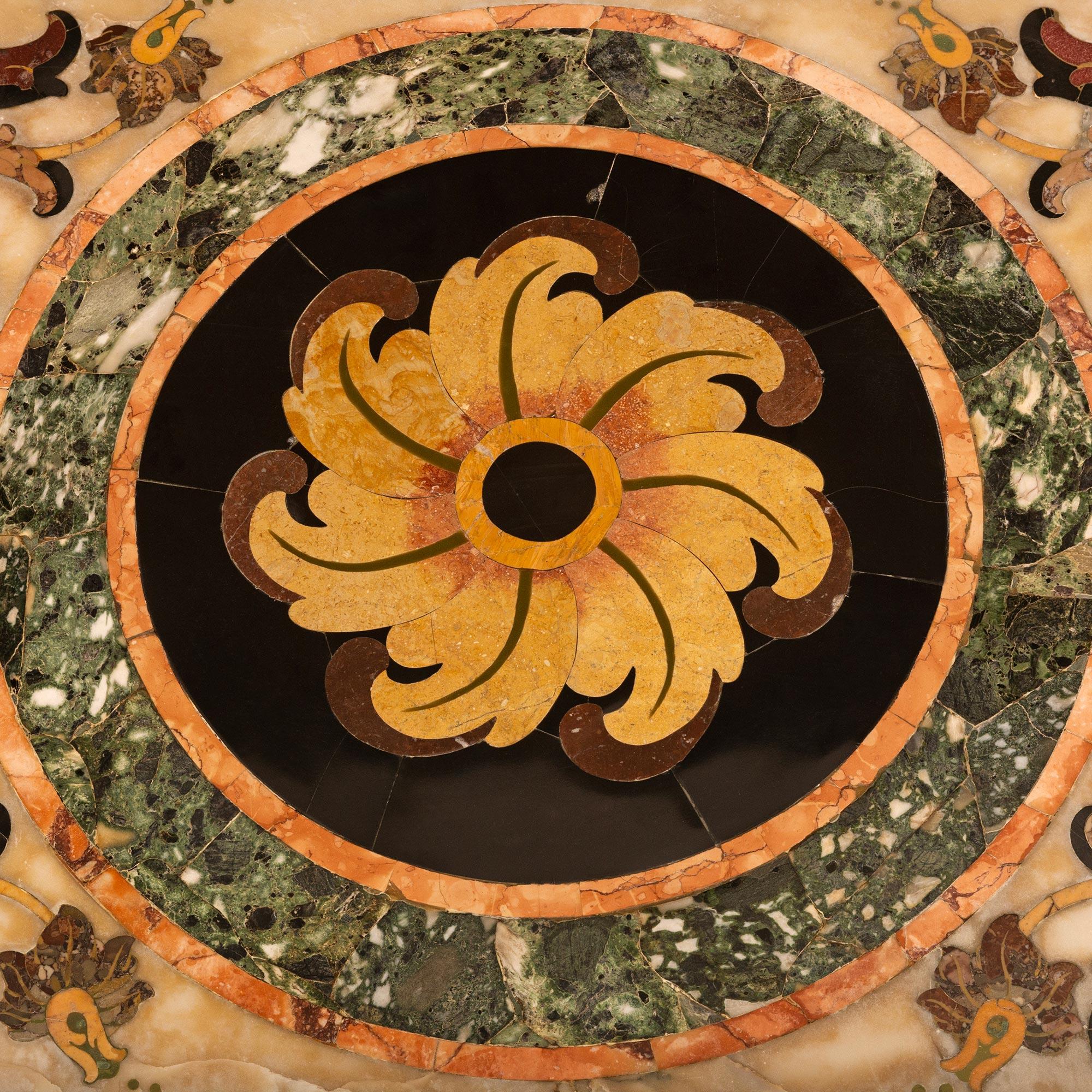 Italienischer Couchtisch aus Pietra Dura-Marmor, Schmiedeeisen und Messing aus dem 18. Jahrhundert im Angebot 1