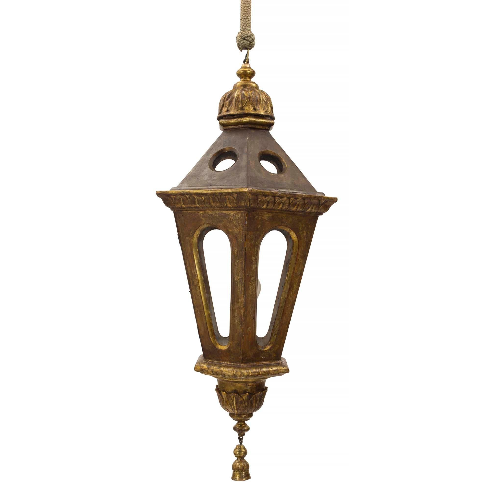 Une charmante lanterne vénitienne italienne du 18ème siècle, polychrome et à mecca. La lanterne présente un fleuron de la Mecque finement sculpté à la base, suspendu sous des motifs feuillagés. Le corps hexagonal présente des côtés ouverts abritant