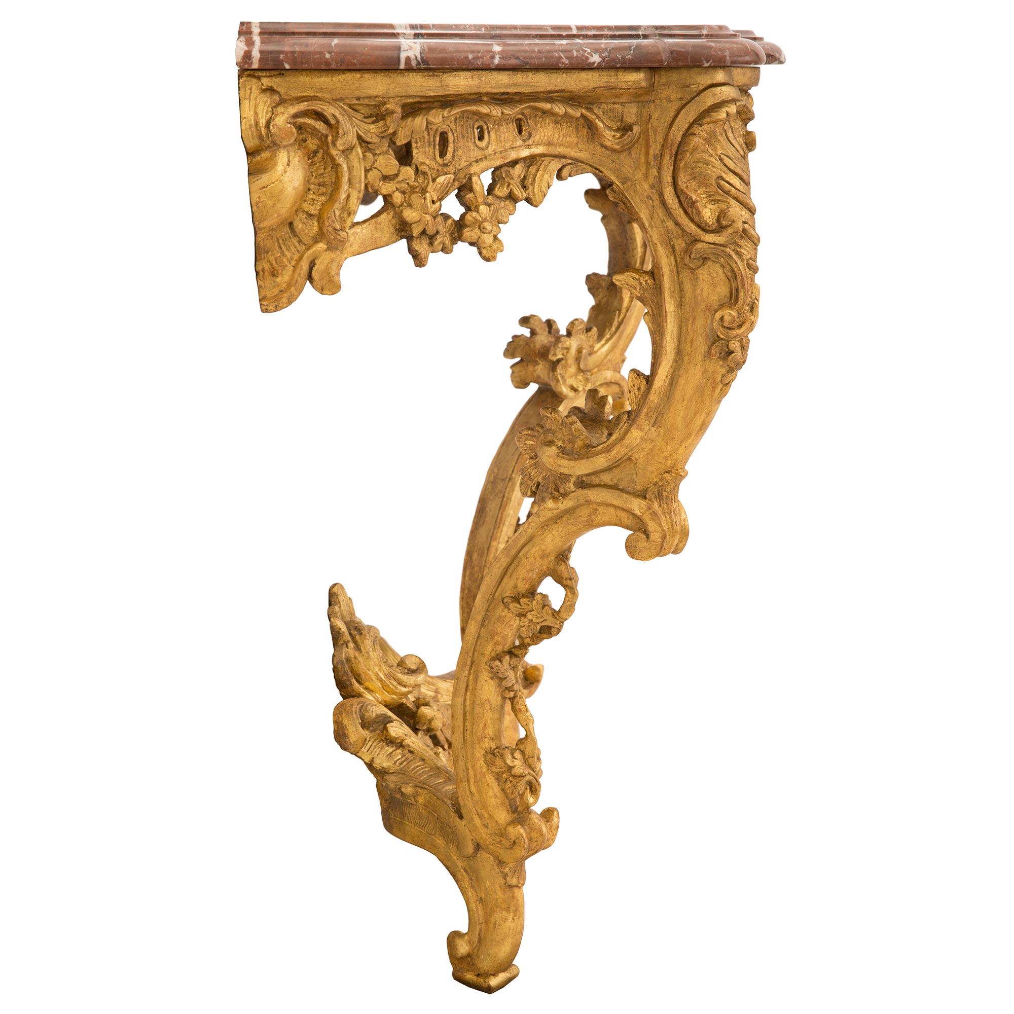 Italienische Konsole aus vergoldetem Holz und Rouge Royale-Marmor aus der Rgence-Periode des 18. Jahrhunderts (18. Jahrhundert und früher) im Angebot
