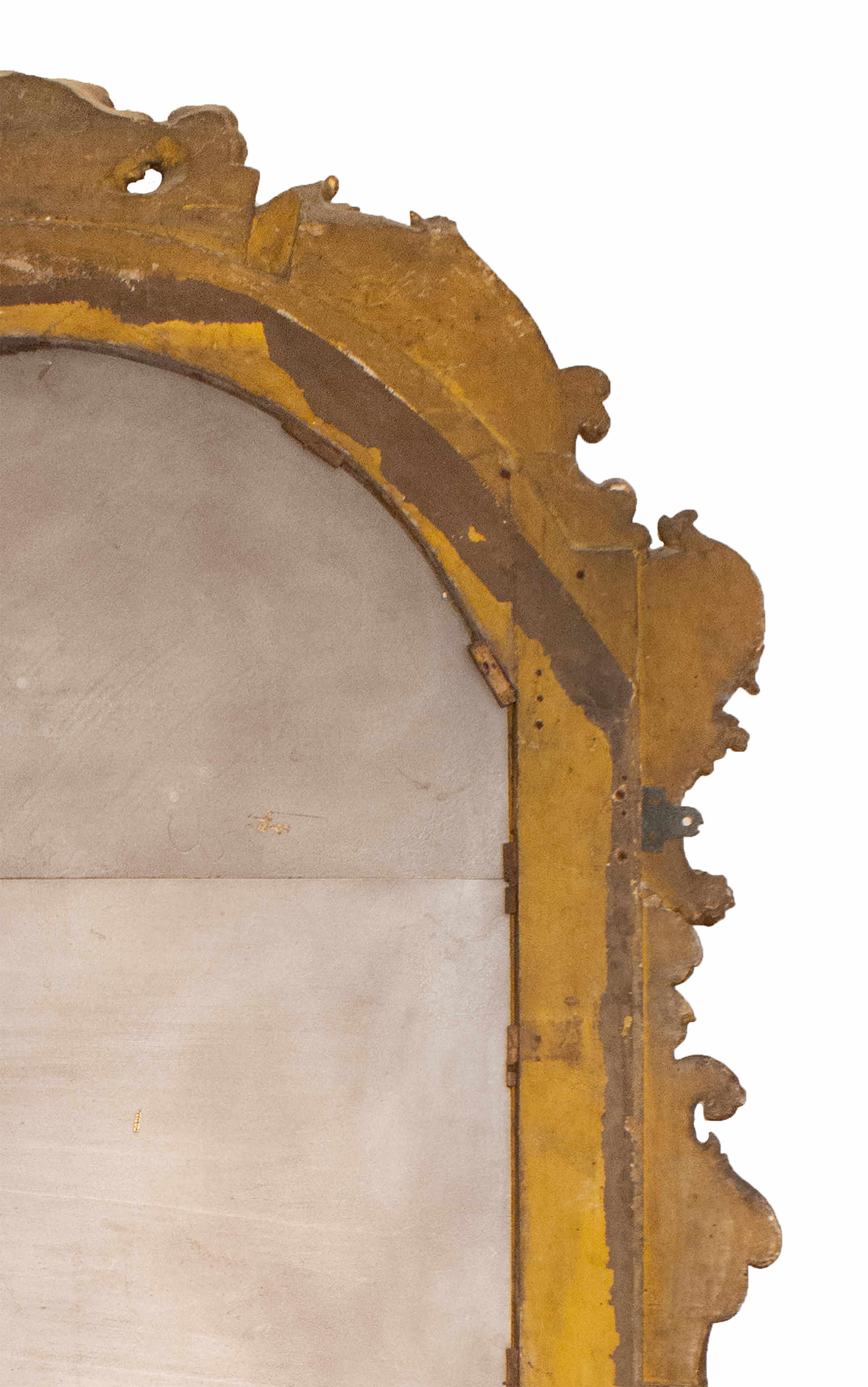 Miroir rococo italien du 18ème siècle avec plateau en arc de cercle peint et doré en vente 4