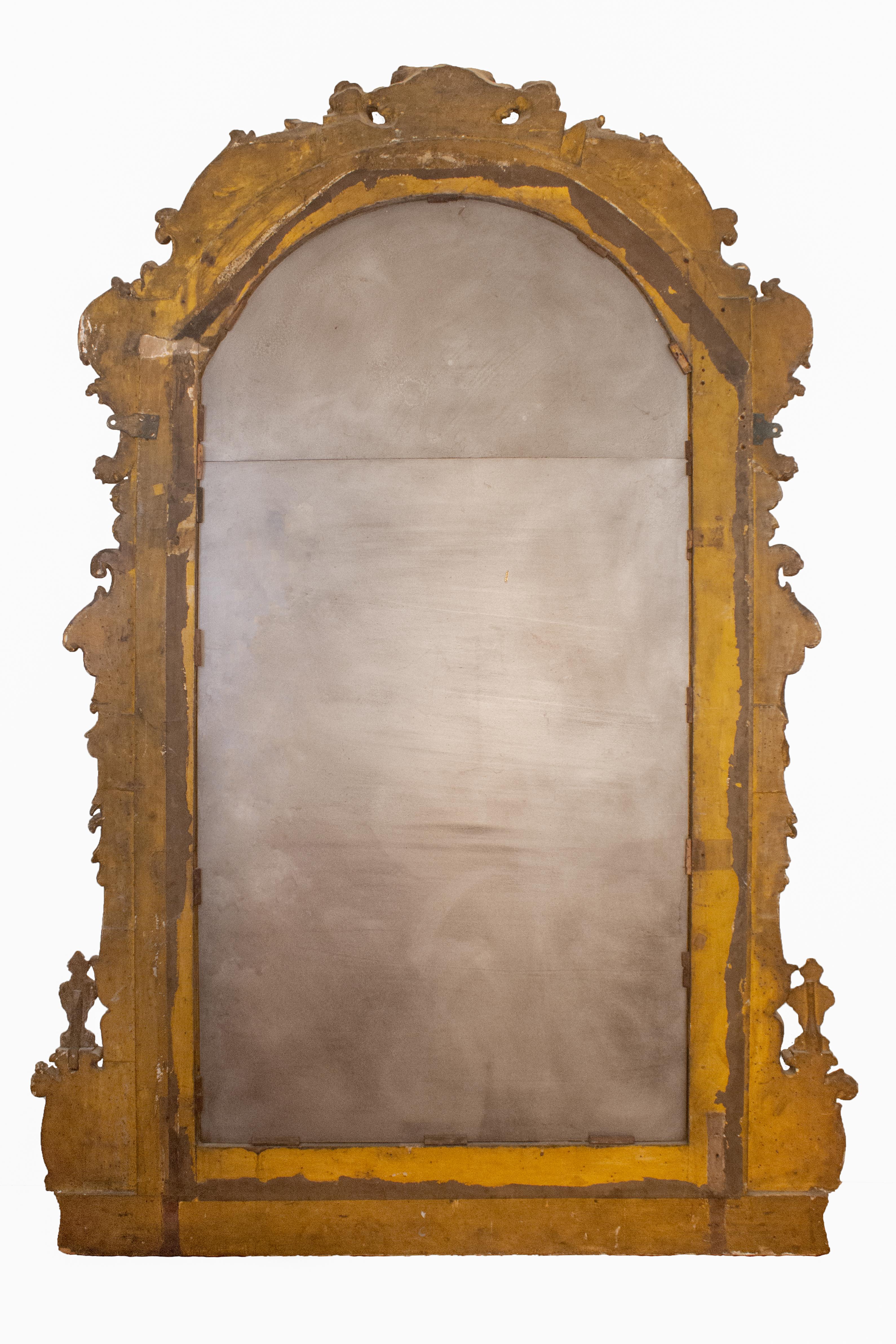 Miroir rococo italien du 18ème siècle avec plateau en arc de cercle peint et doré en vente 5