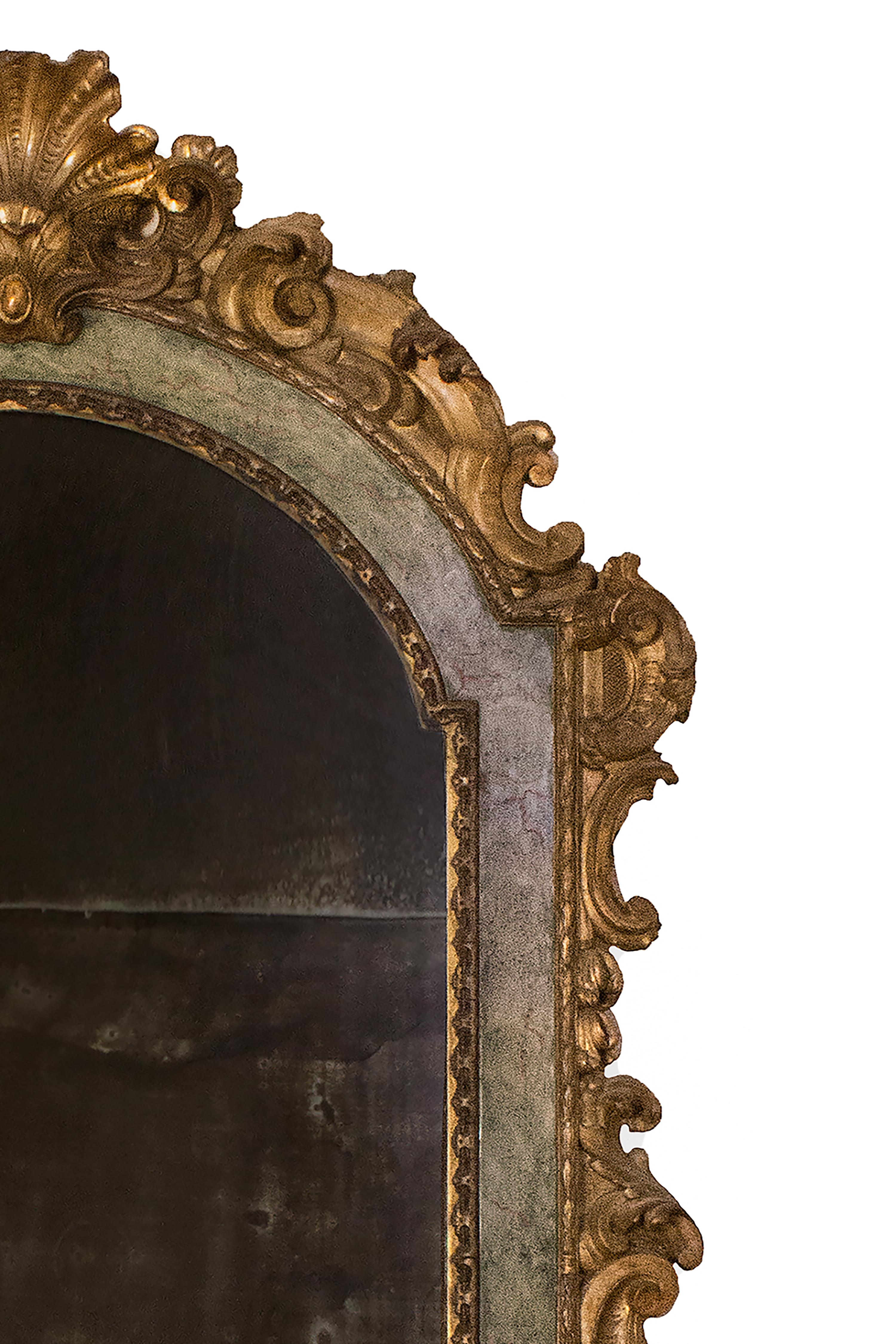 Sculpté à la main Miroir rococo italien du 18ème siècle avec plateau en arc de cercle peint et doré en vente