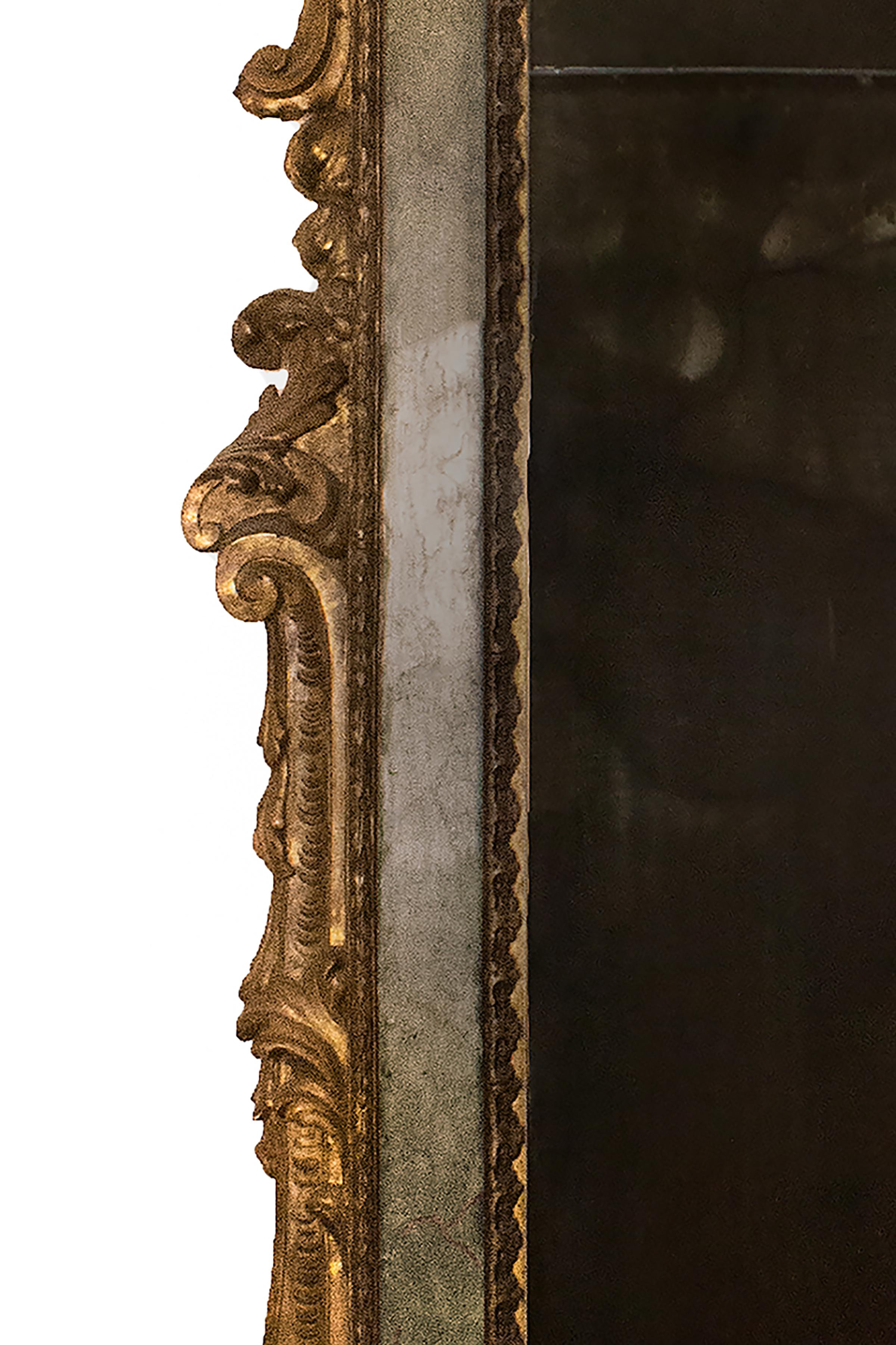 Miroir rococo italien du 18ème siècle avec plateau en arc de cercle peint et doré Bon état - En vente à Dublin, Dalkey