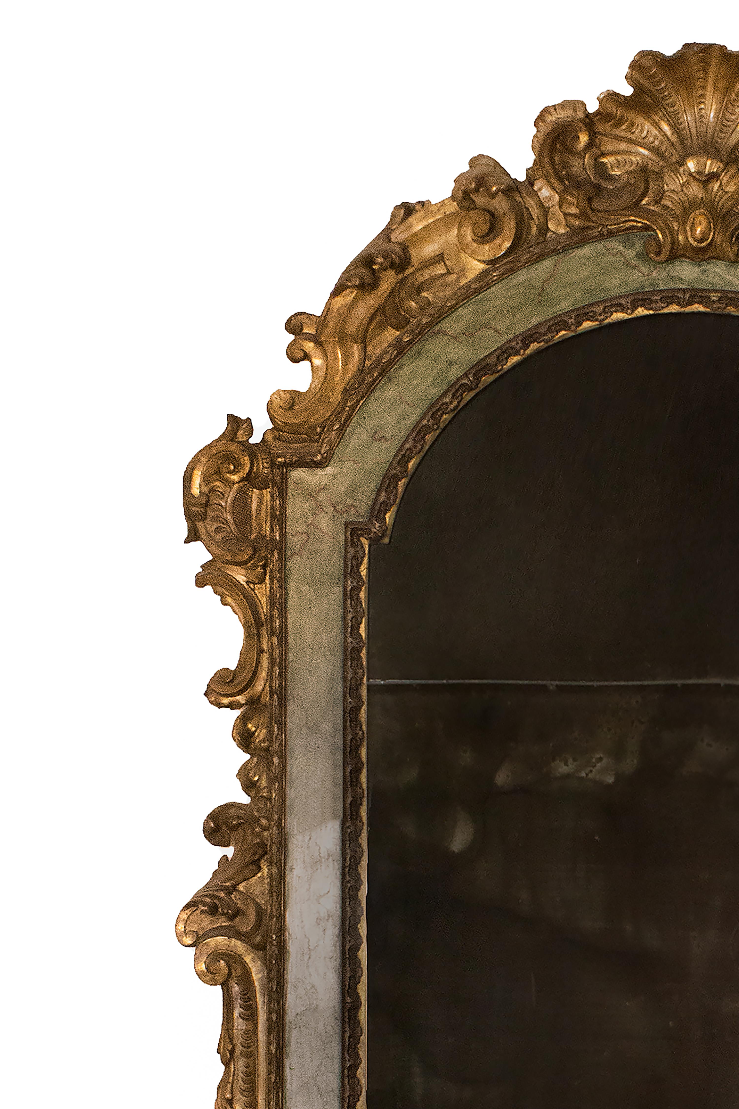 XVIIIe siècle et antérieur Miroir rococo italien du 18ème siècle avec plateau en arc de cercle peint et doré en vente