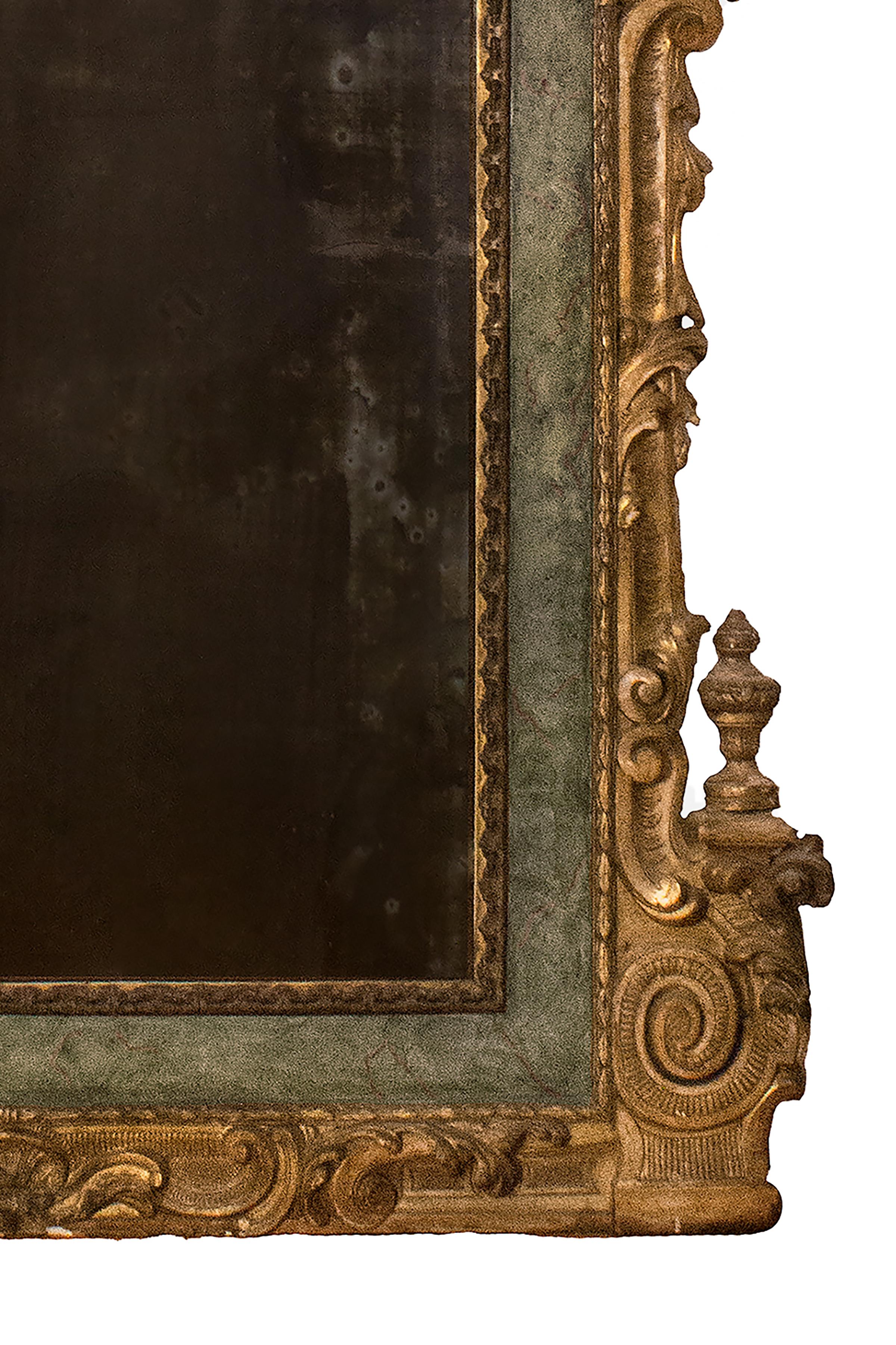 Miroir rococo italien du 18ème siècle avec plateau en arc de cercle peint et doré en vente 1