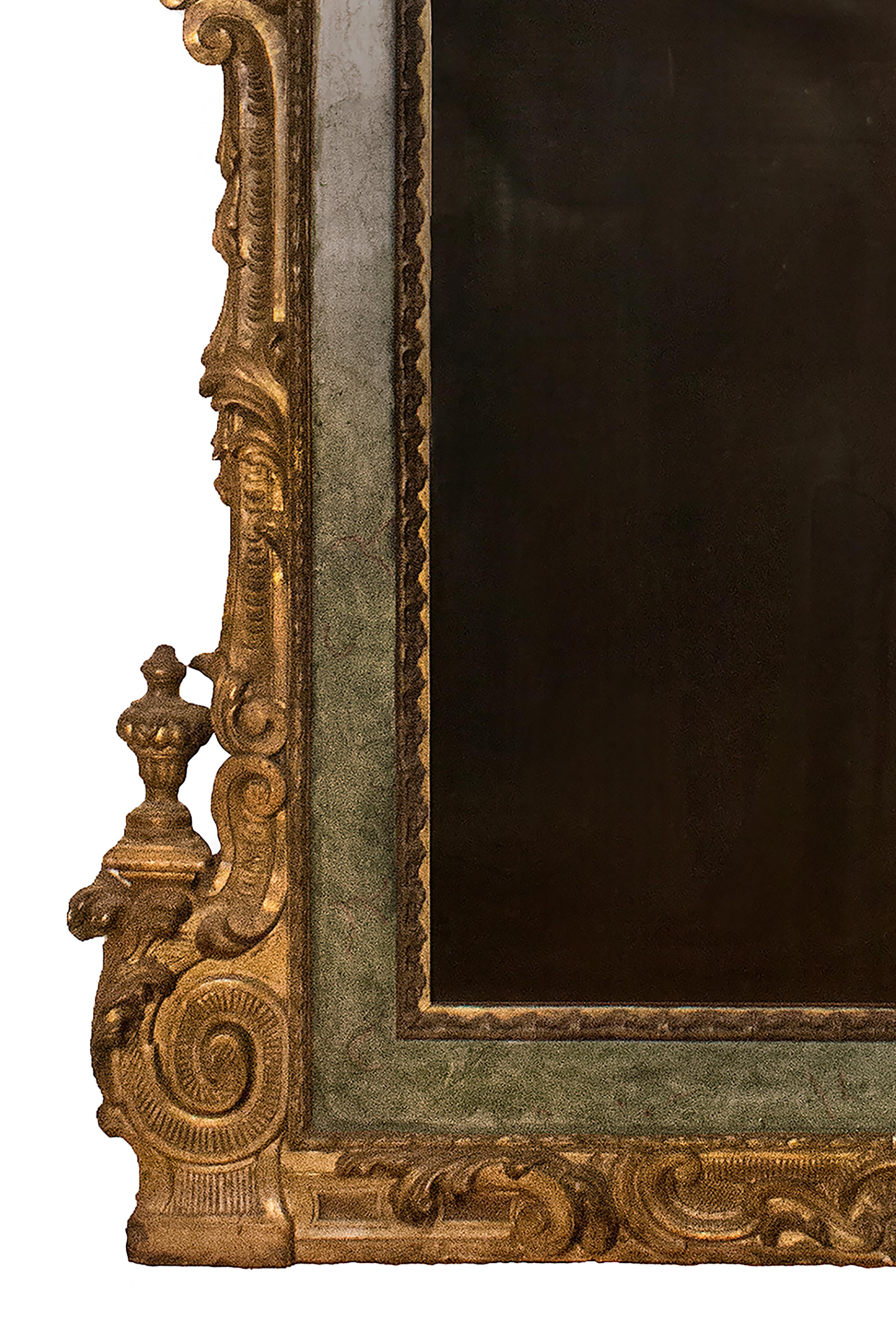 Miroir rococo italien du 18ème siècle avec plateau en arc de cercle peint et doré en vente 2