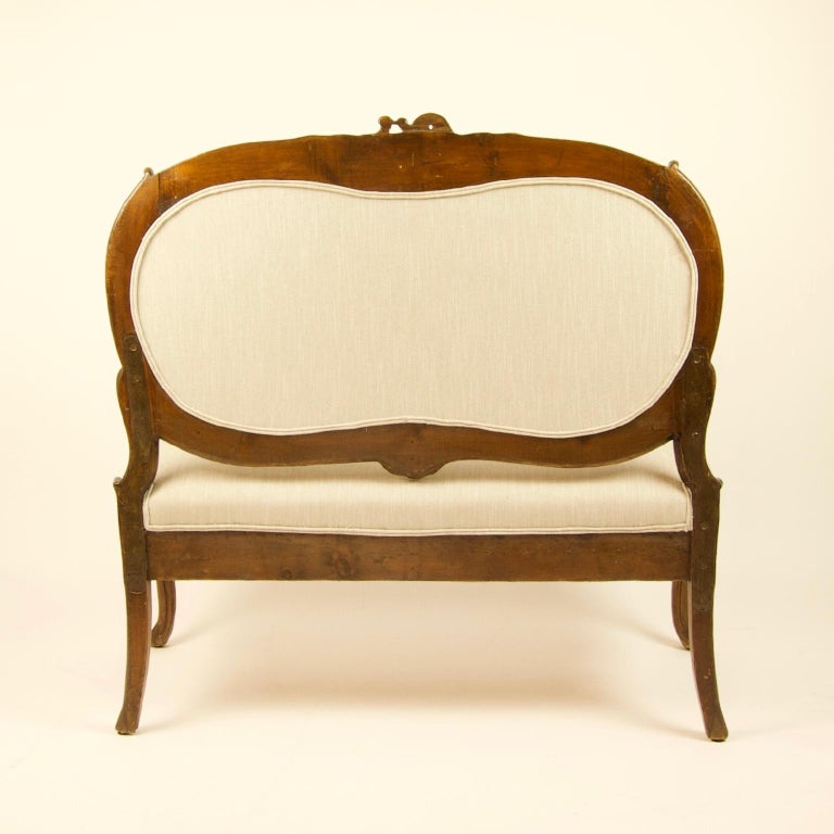 Italian 18th Century Rococo Carved Walnut Sofa or Canape In Good Condition For Sale In Berlin, DE