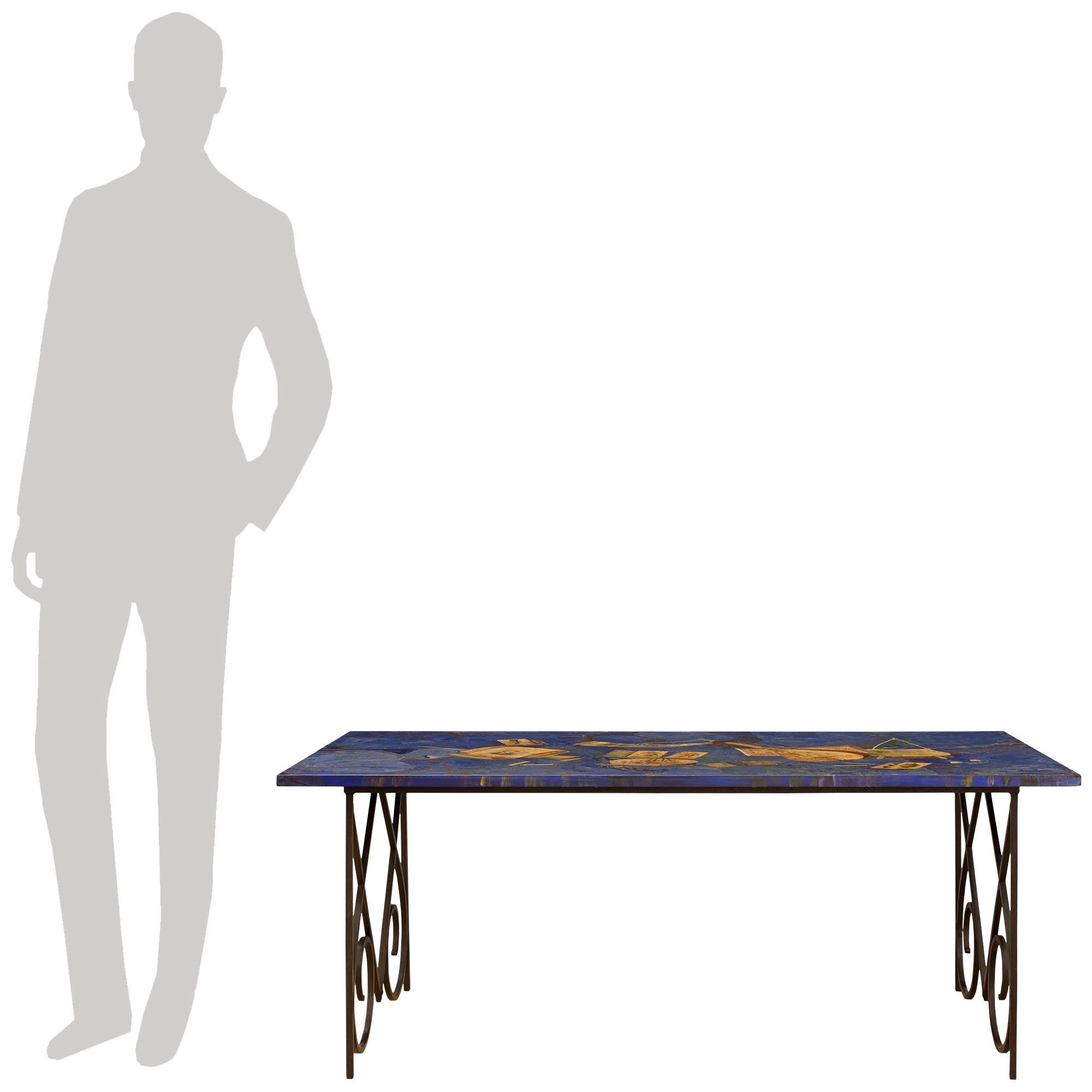 Une table basse unique et très décorative en fer forgé et scagliola italien du XVIIIe siècle, vers 1723. Cette table basse rectangulaire artistique et très intéressante est surélevée par un cadre en fer forgé avec des motifs de croisement et