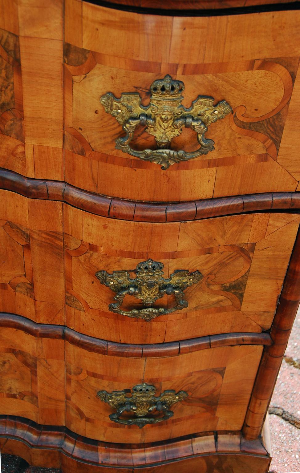 Italian 18th Century Serpentine Figured Walnut Parquetry Chest of Three Drawers In Good Condition In Wells, ME