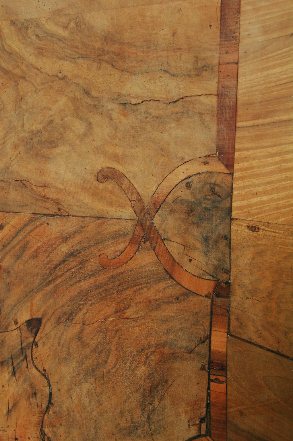 Italian 18th Century Serpentine Figured Walnut Parquetry Chest of Three Drawers 2