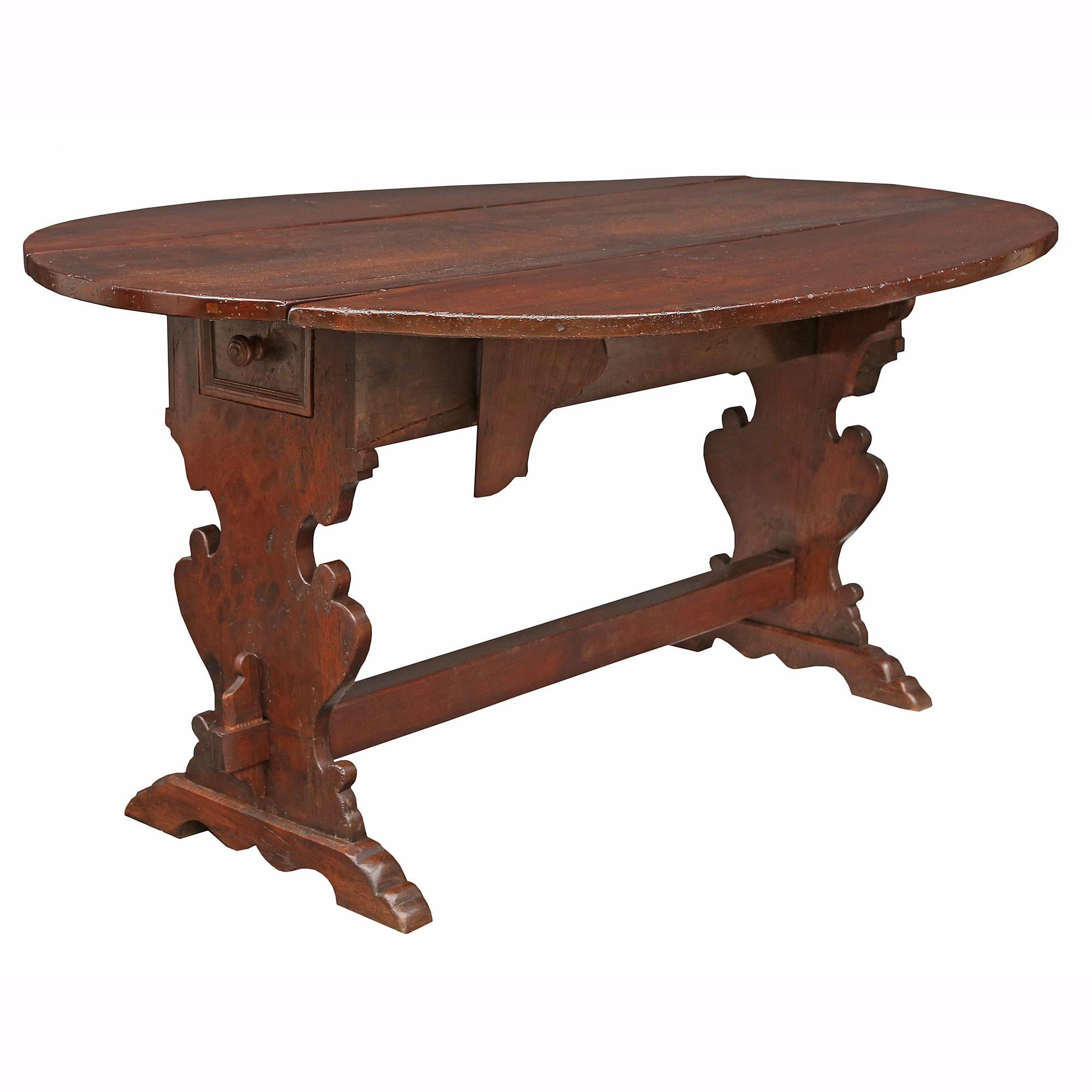 Italian 18th Century Solid Walnut Gateleg Table from Tuscany In Good Condition For Sale In West Palm Beach, FL