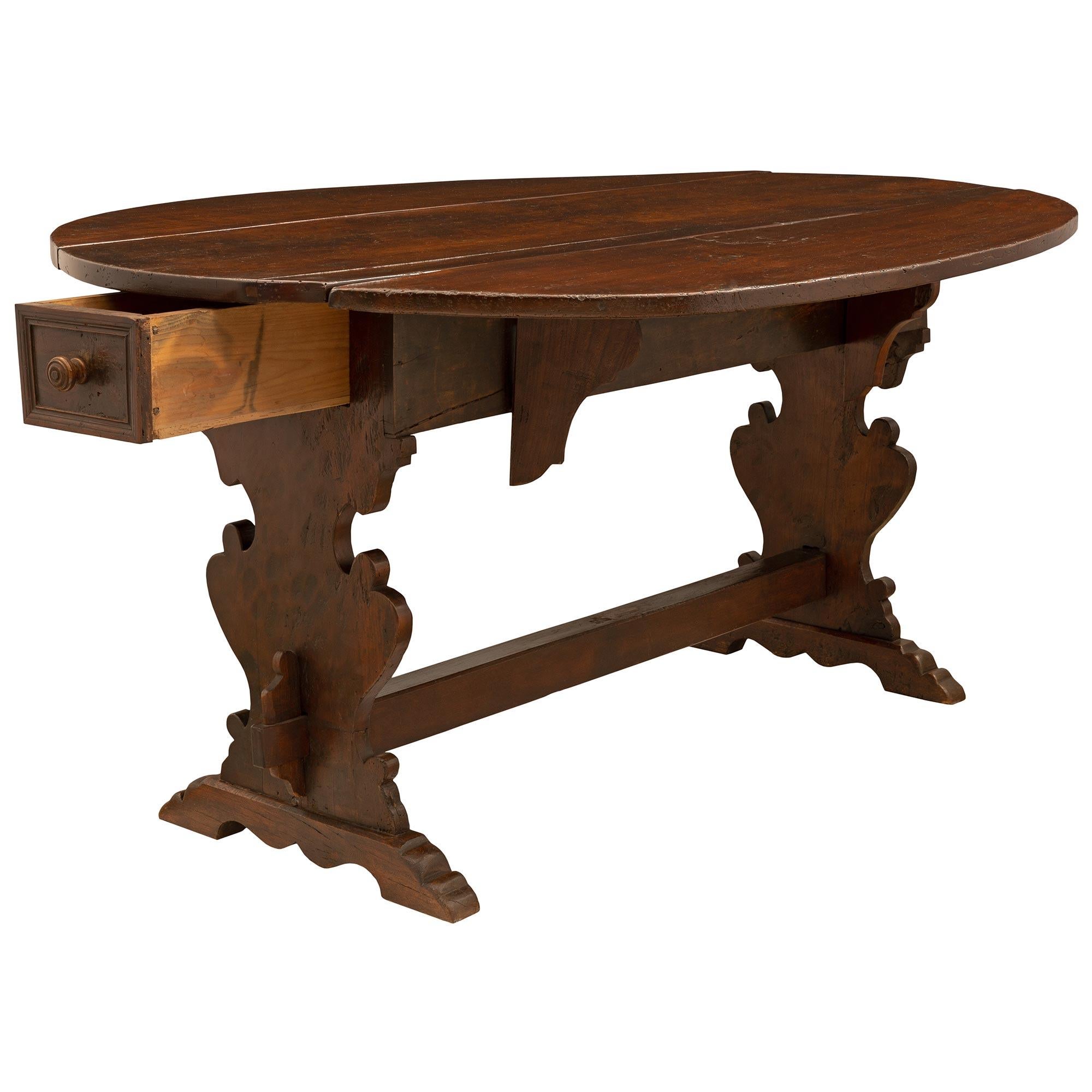 Italian 18th Century Solid Walnut Gateleg Table from Tuscany For Sale 1