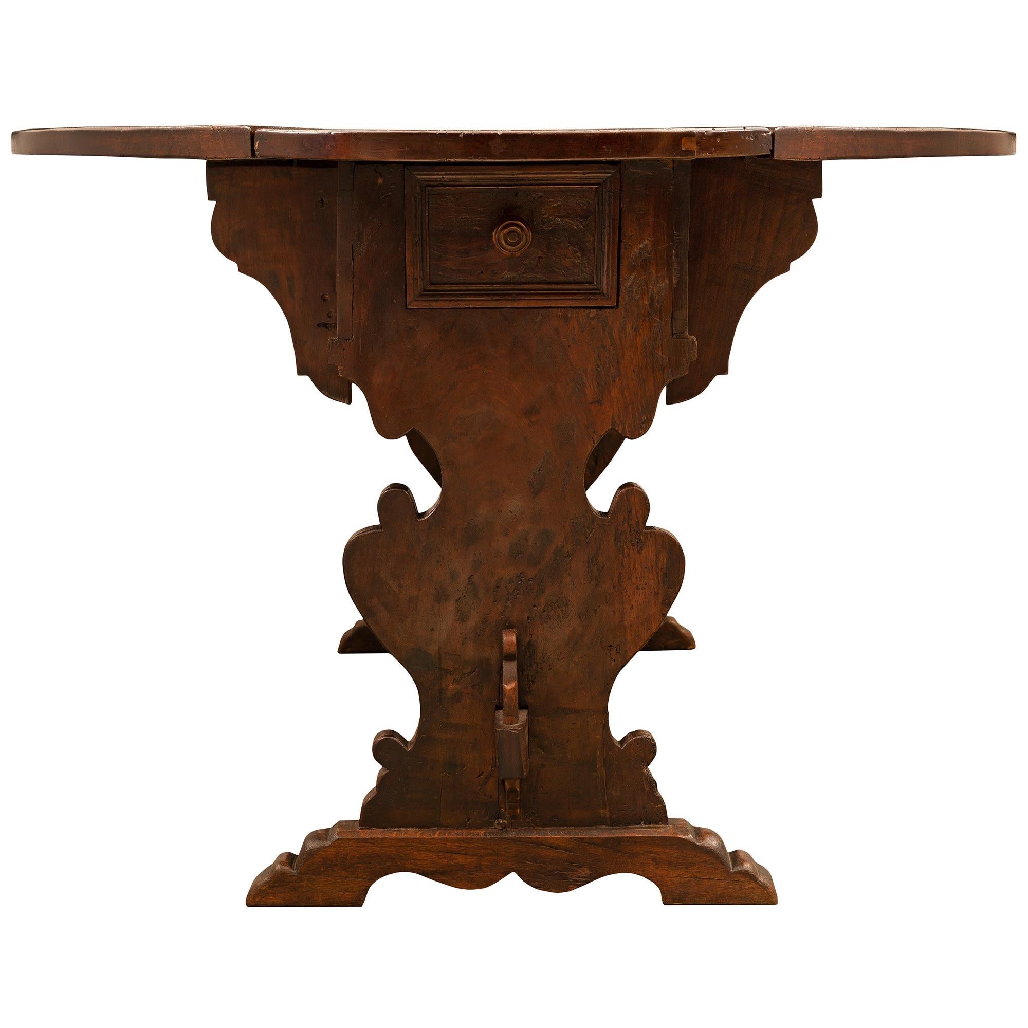 Italian 18th Century Solid Walnut Gateleg Table from Tuscany For Sale 2