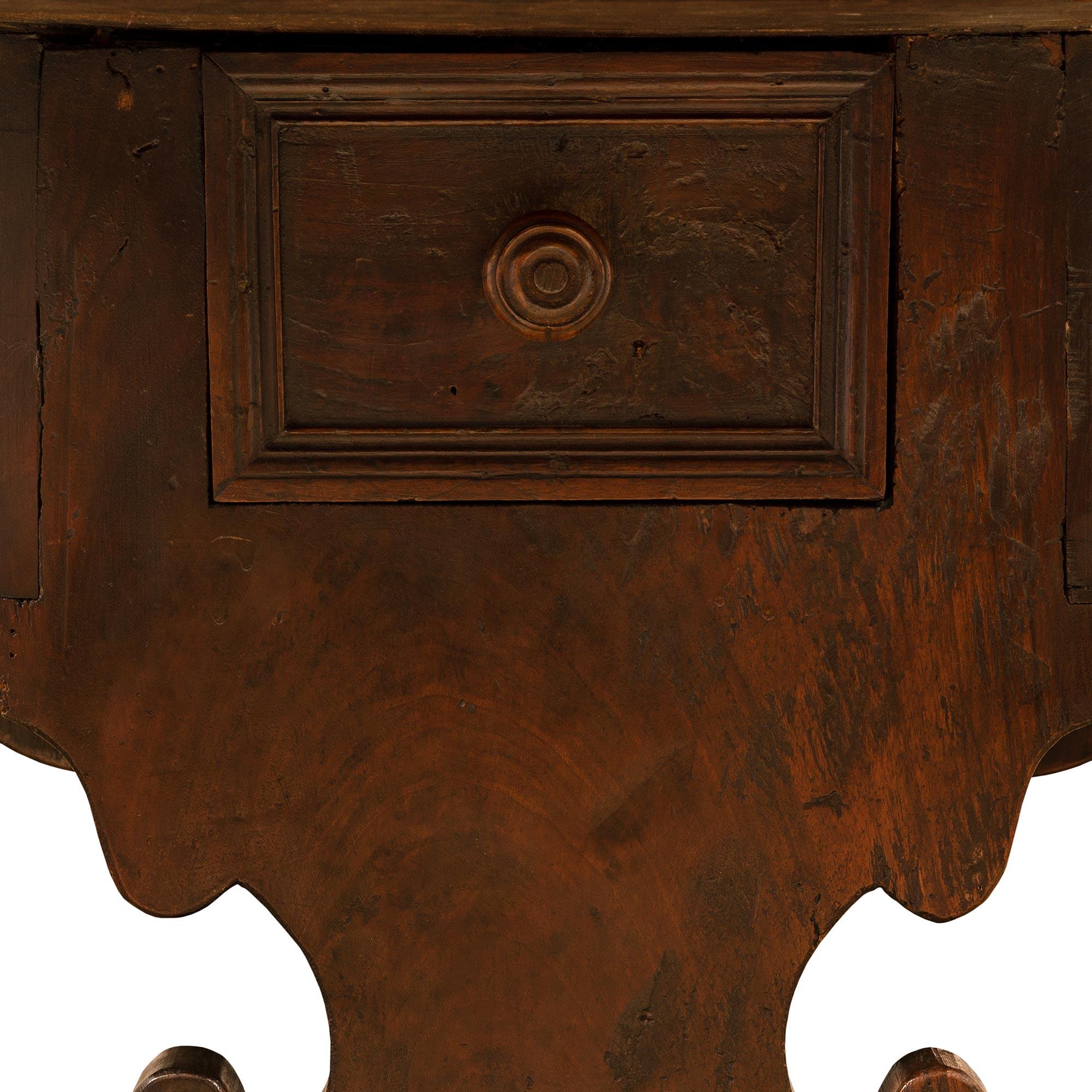 Italian 18th Century Solid Walnut Gateleg Table from Tuscany For Sale 3