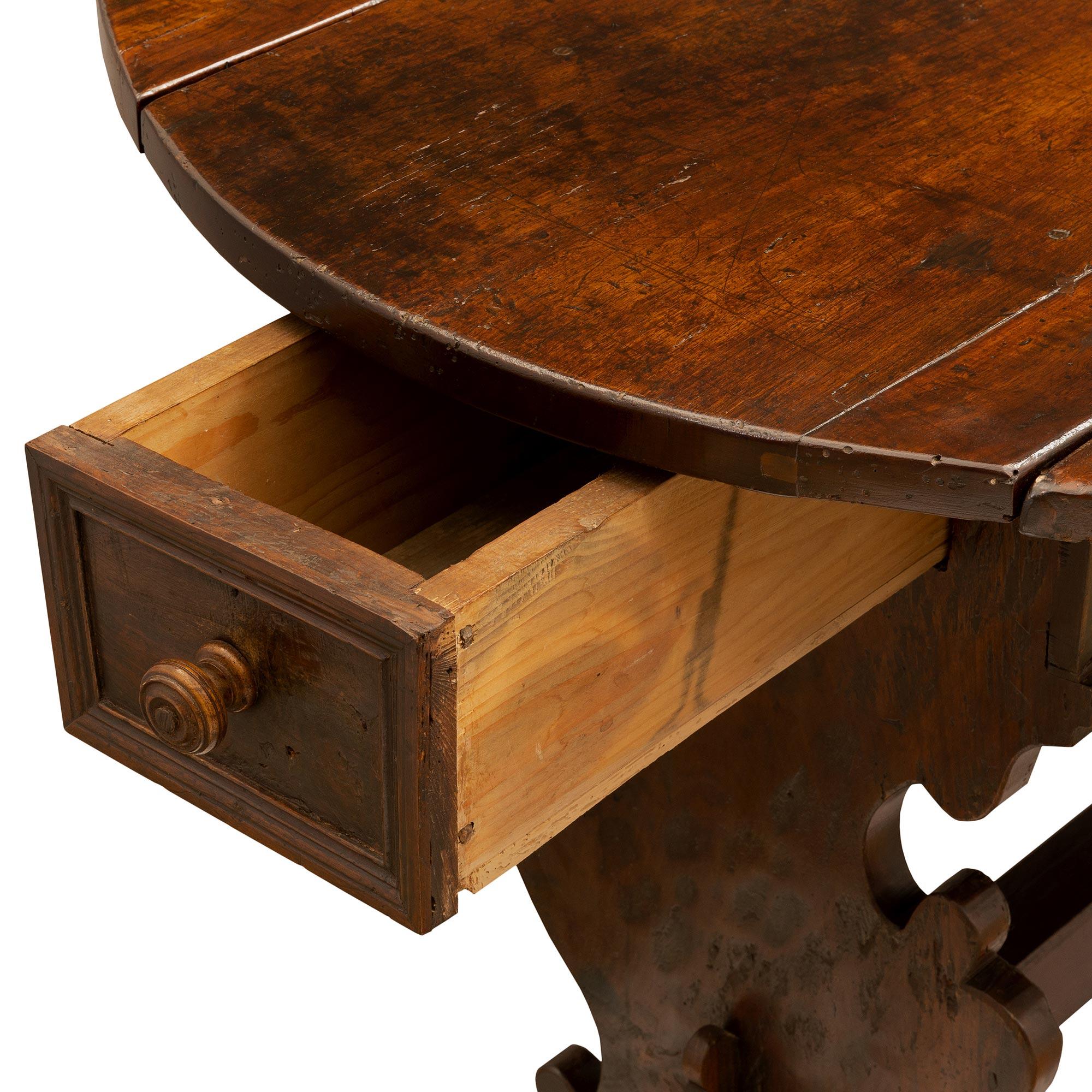 Italian 18th Century Solid Walnut Gateleg Table from Tuscany For Sale 4