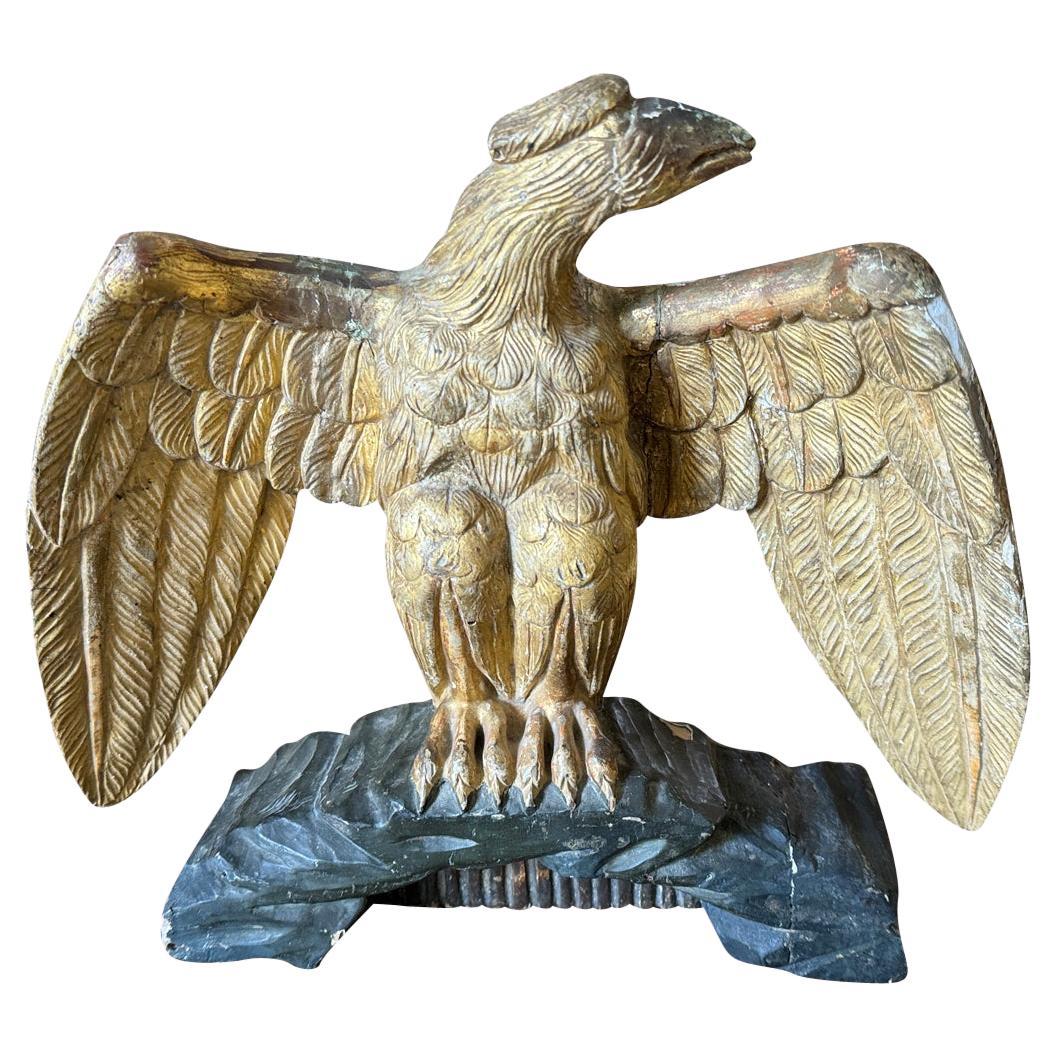Très belle statue d'aigle du XVIIIe siècle provenant de la région lombarde de l'Italie.  Magnifiquement sculpté dans du bois doré.  Un merveilleux accessoire pour toute table ou bibliothèque.